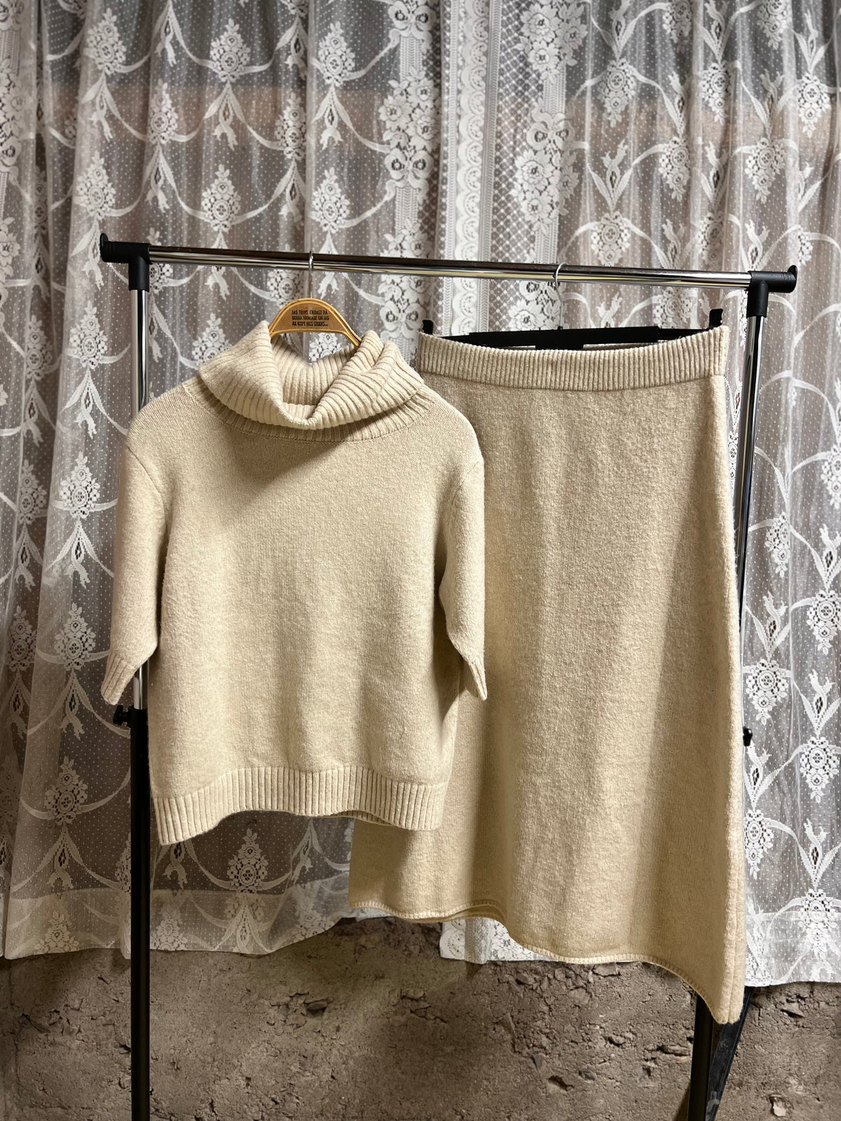 Stickat set i beige