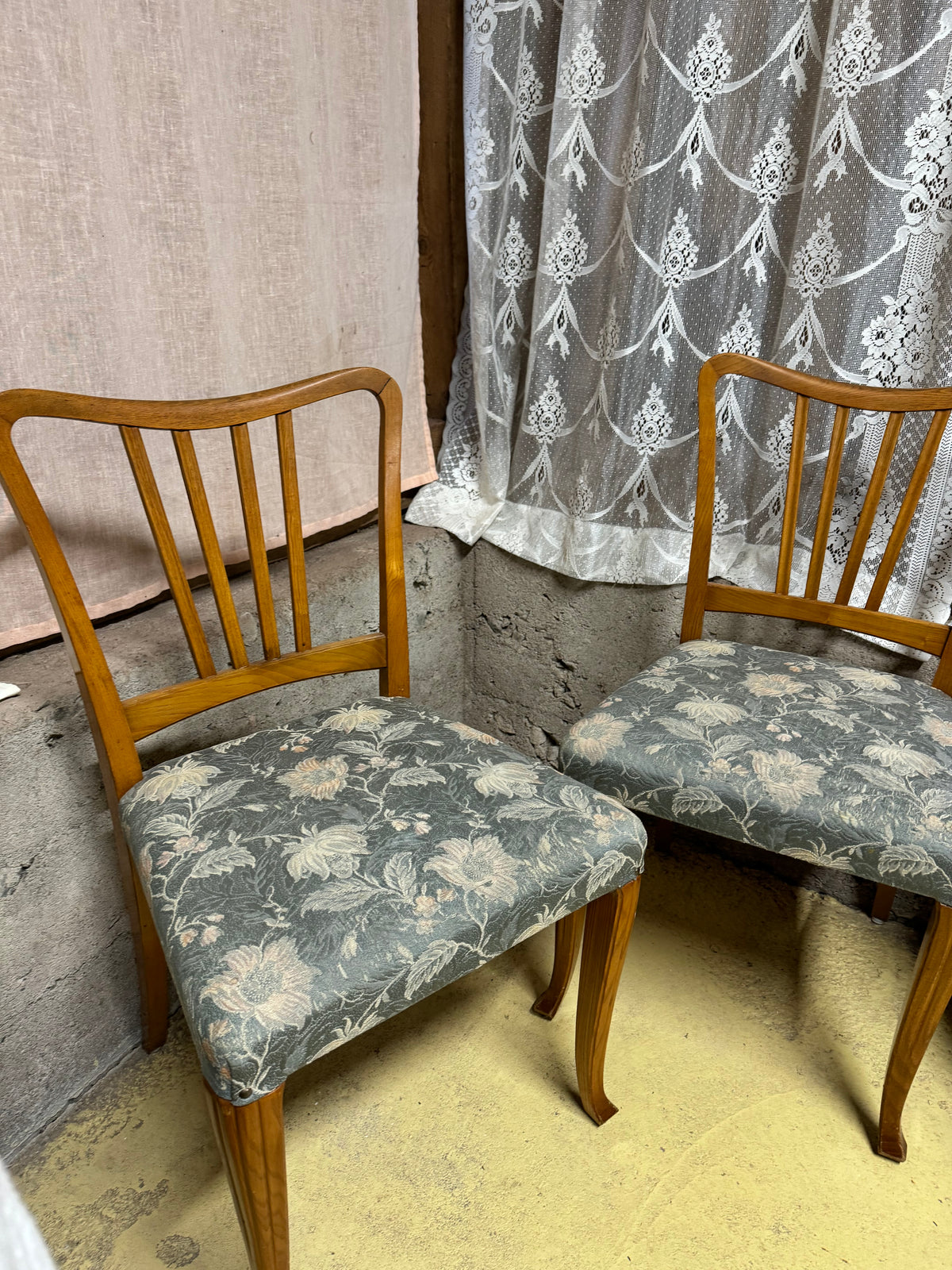 Paret stolar blommönstrad sits