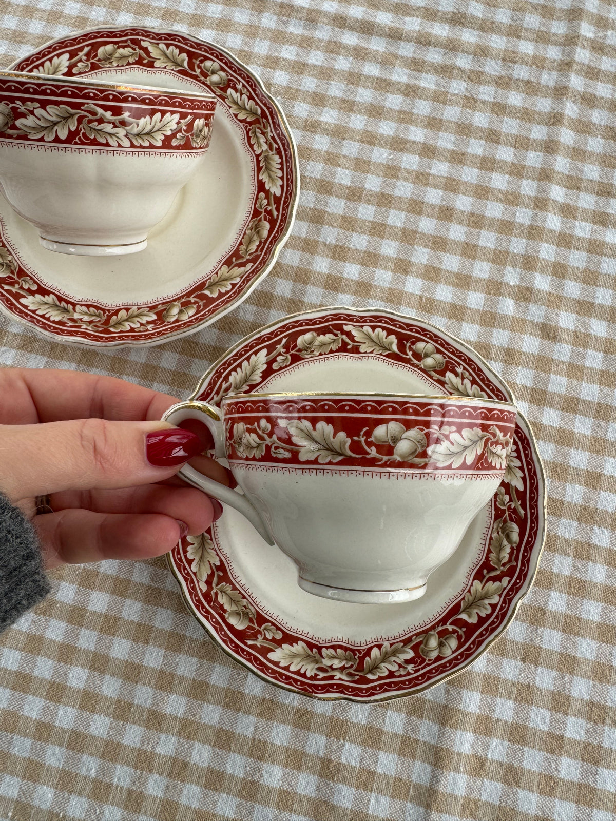 Paret kaffekoppar med fat ekollon