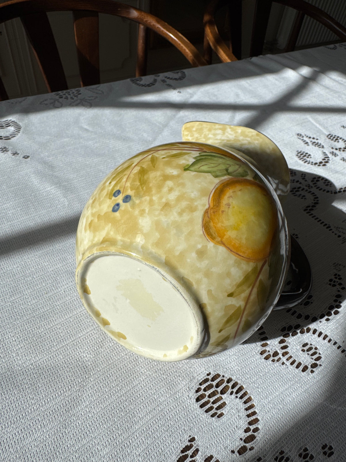 Handmålad kanna med fruktmotiv