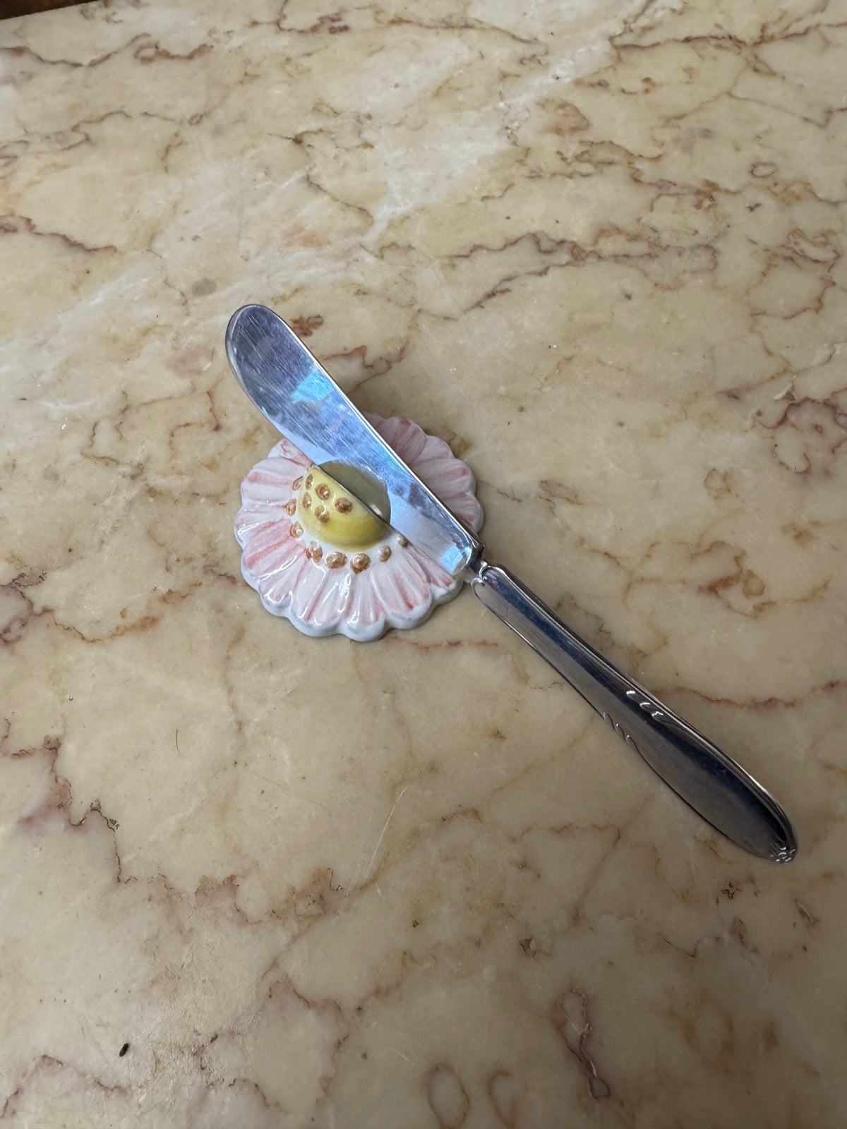 Knivlägg i keramik, rosa blomma