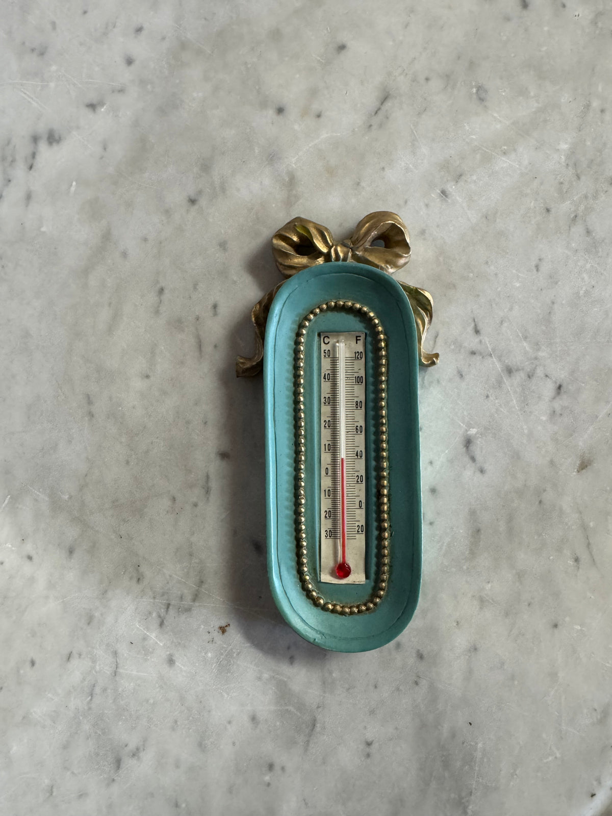Väggtermometer i retrostil, troligen 1950–1970-tal