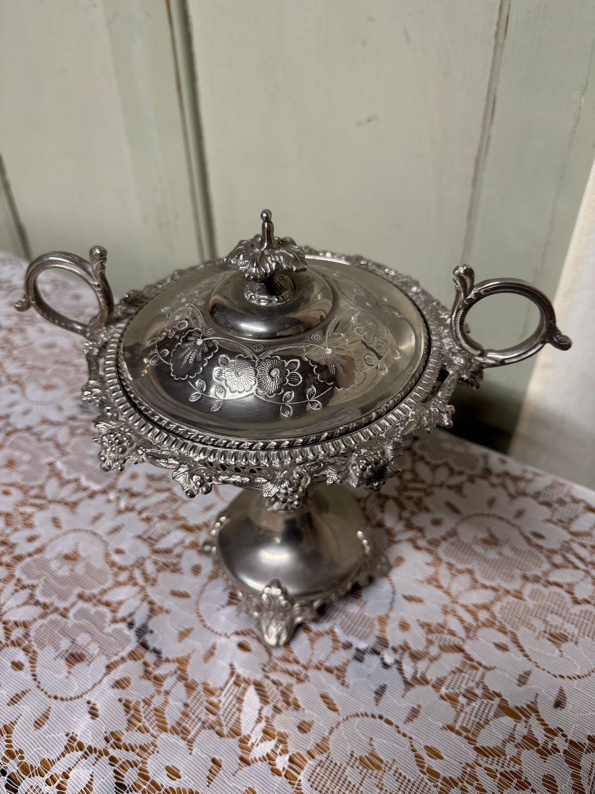 Bonbonjär med glasinsats vitmetall och nysilver, 1900-talets mitt