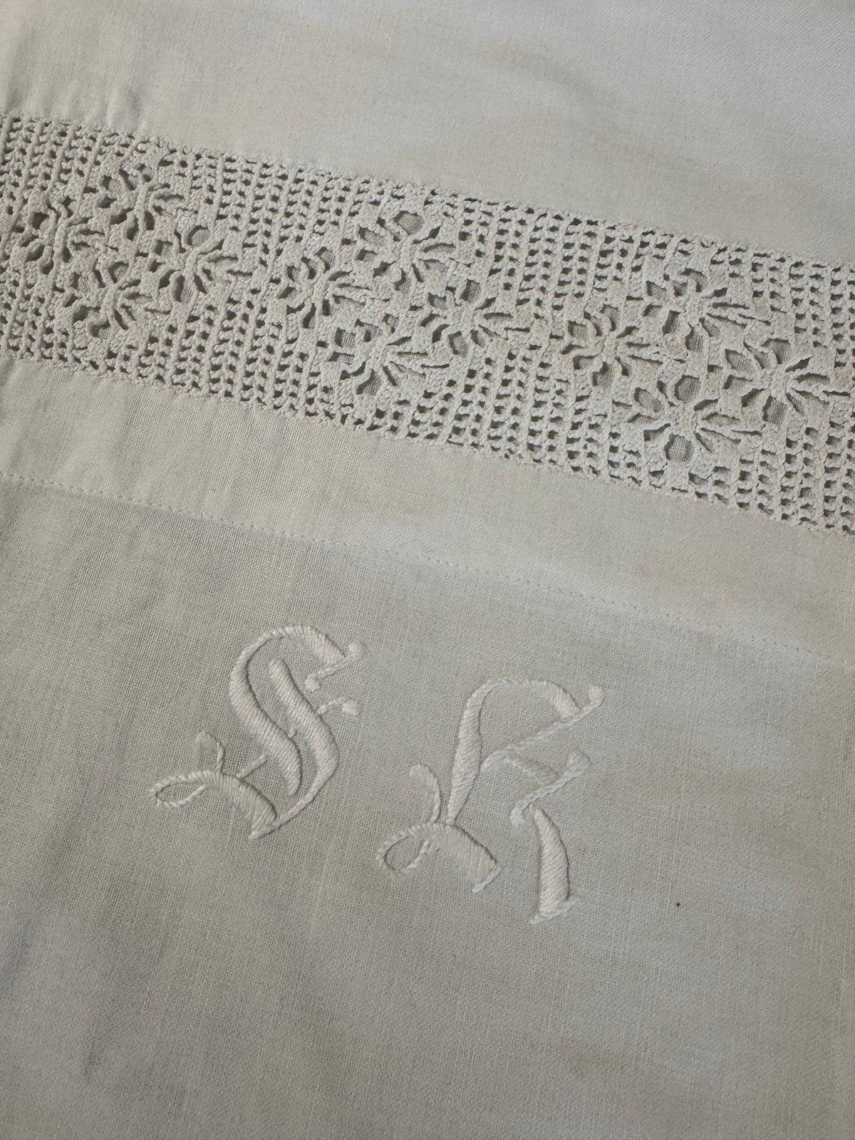 Örngott med knyt och monogram