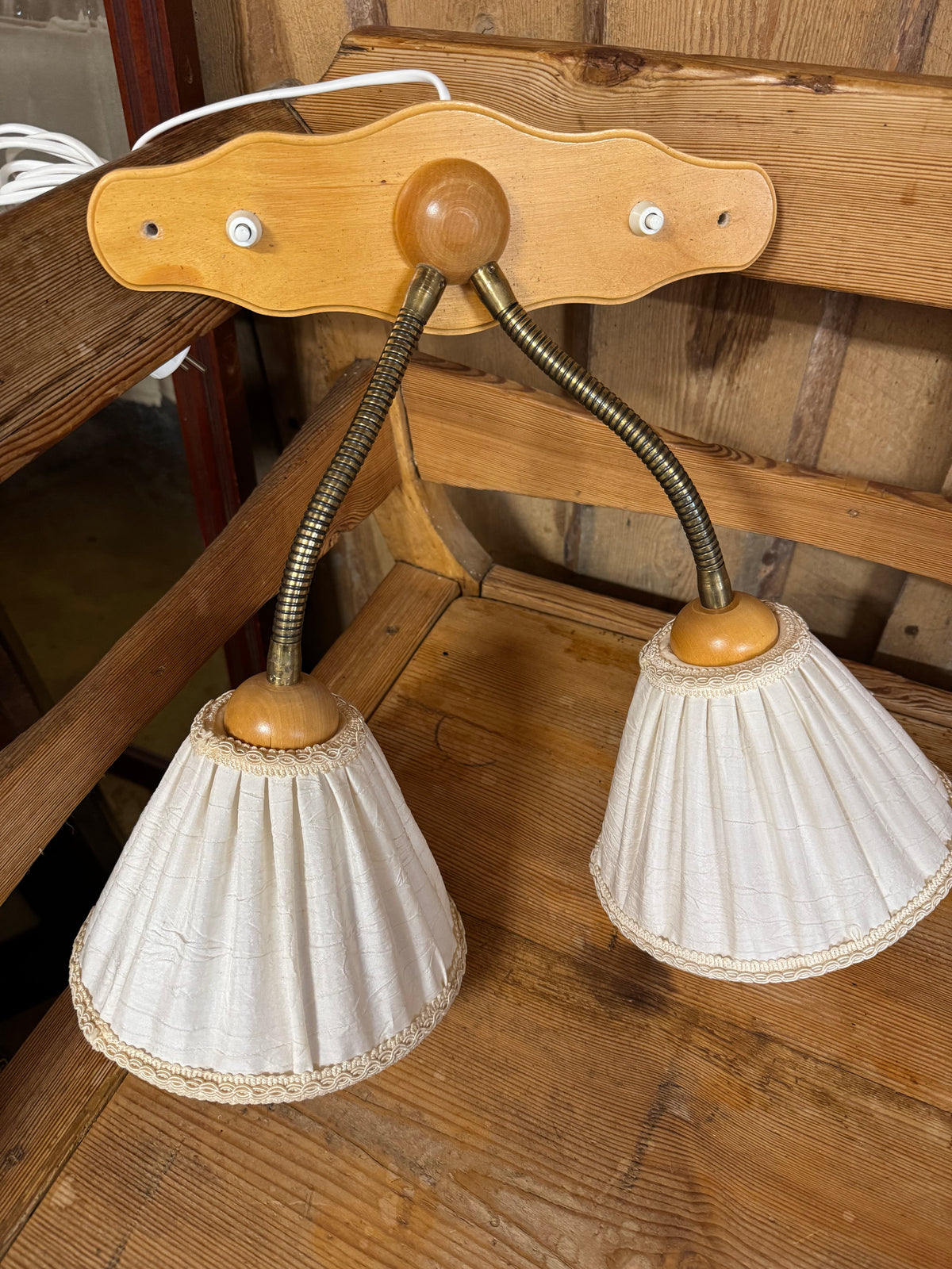 Tvåarmad lampa med skärmar