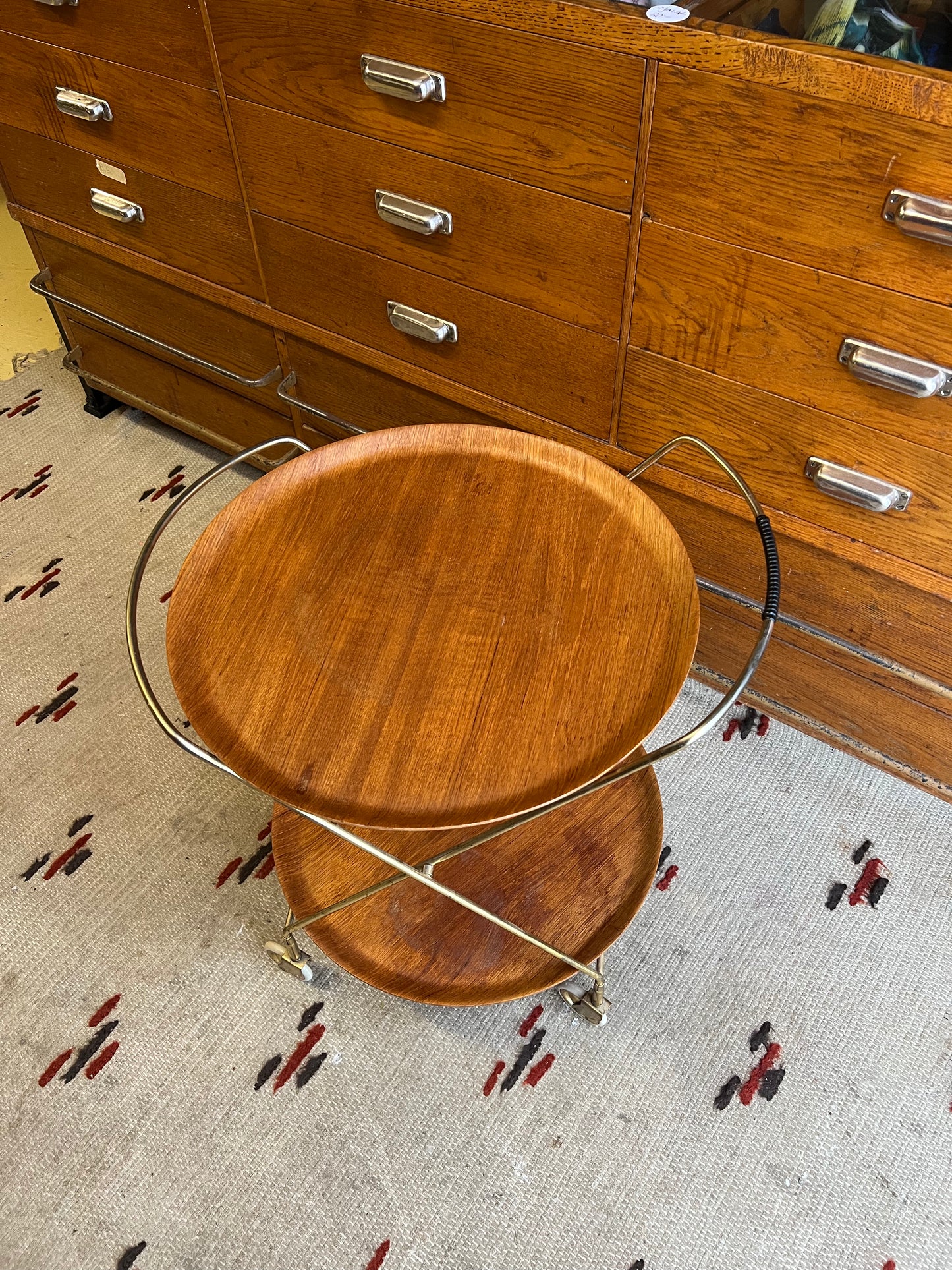Drinkvagn 50-tal med brickor i teak och mässingsställning