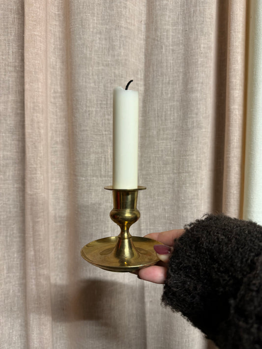 Mässingsljusstake på fat