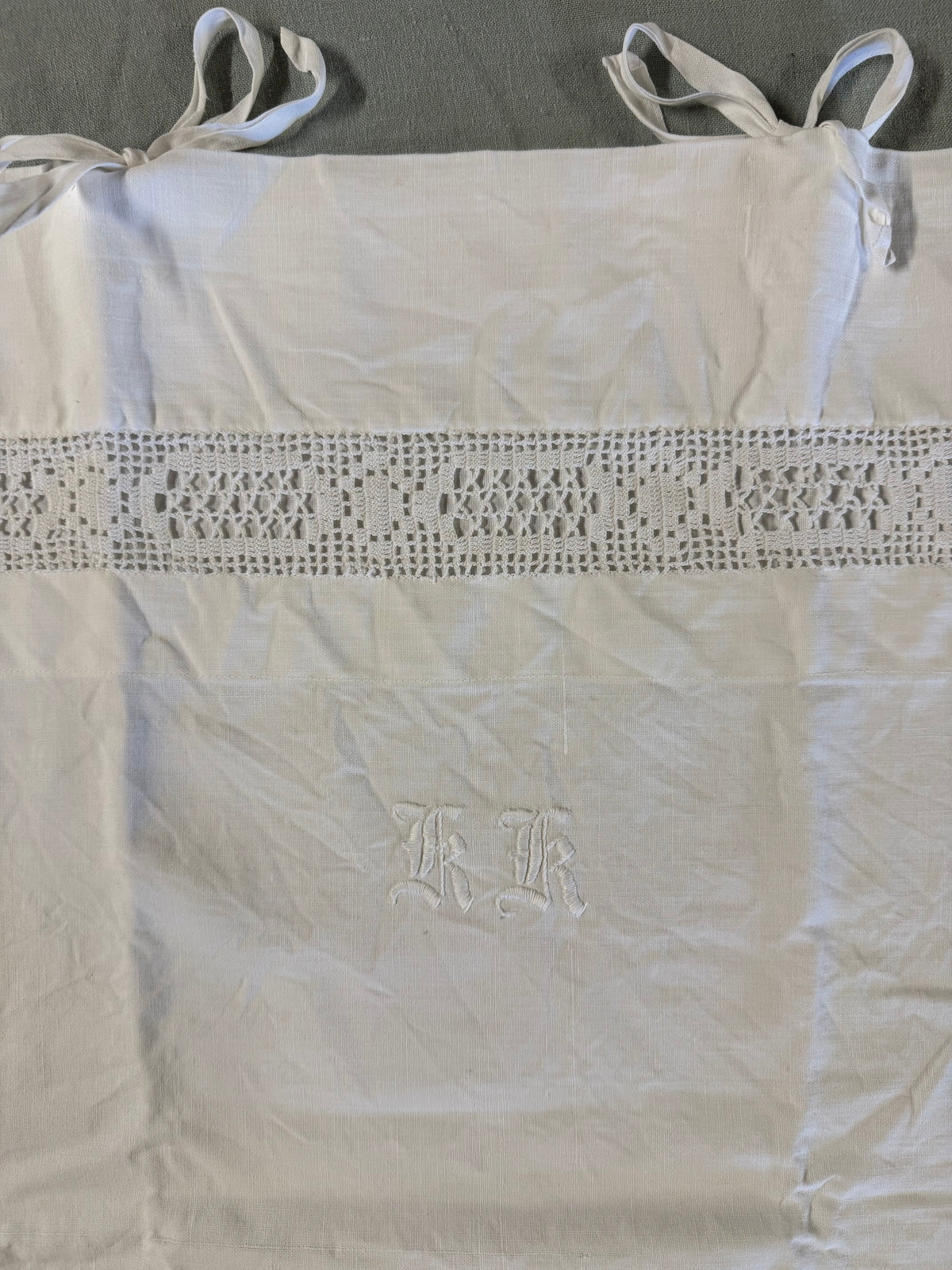 Örngott med knyt och monogram