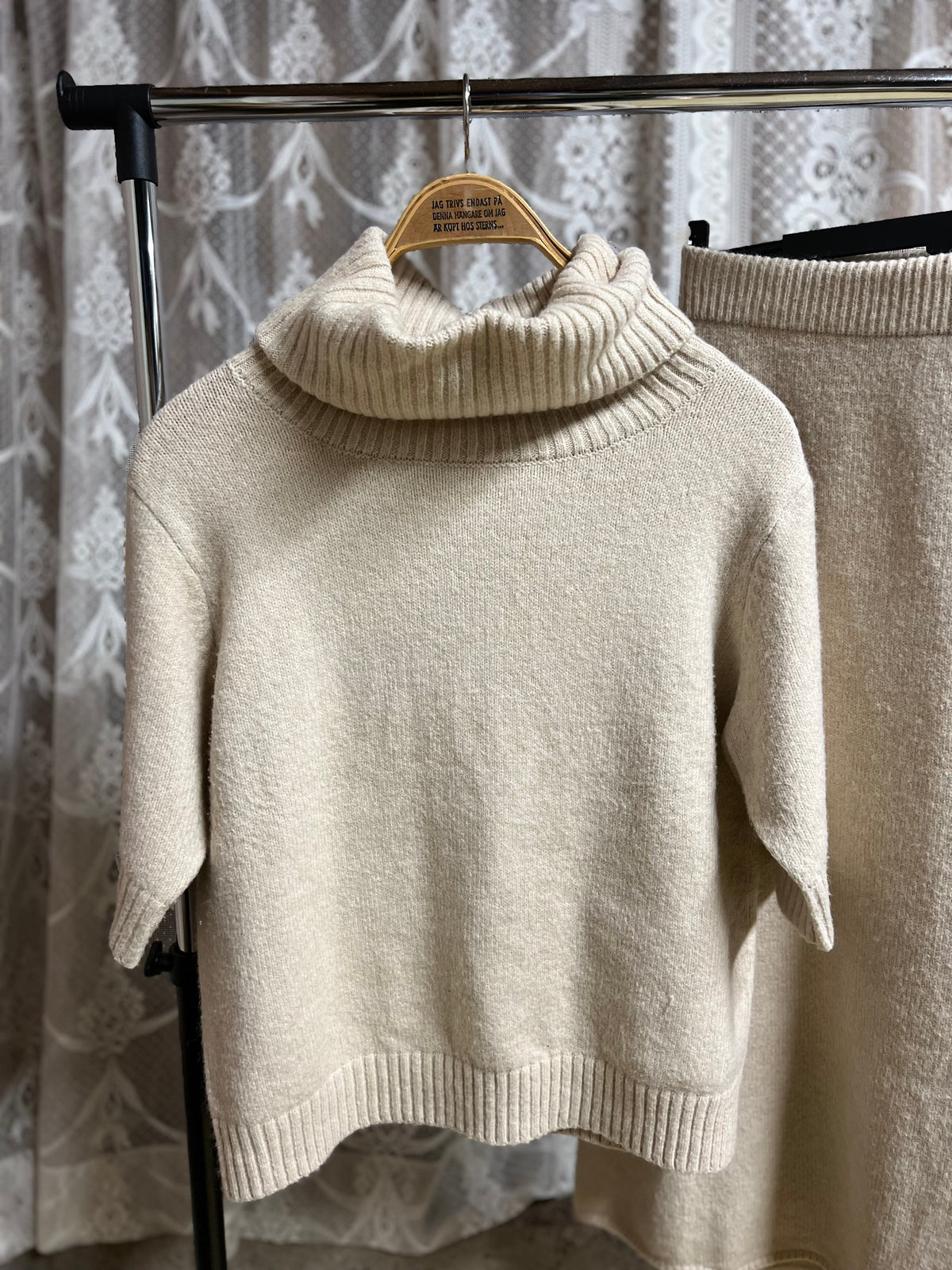 Stickat set i beige