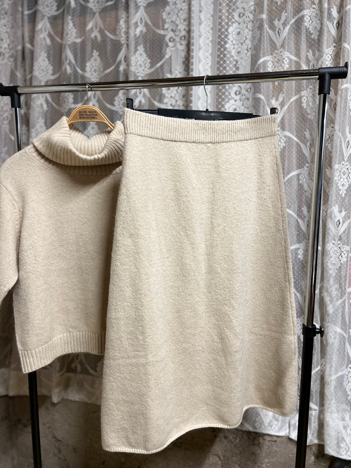 Stickat set i beige