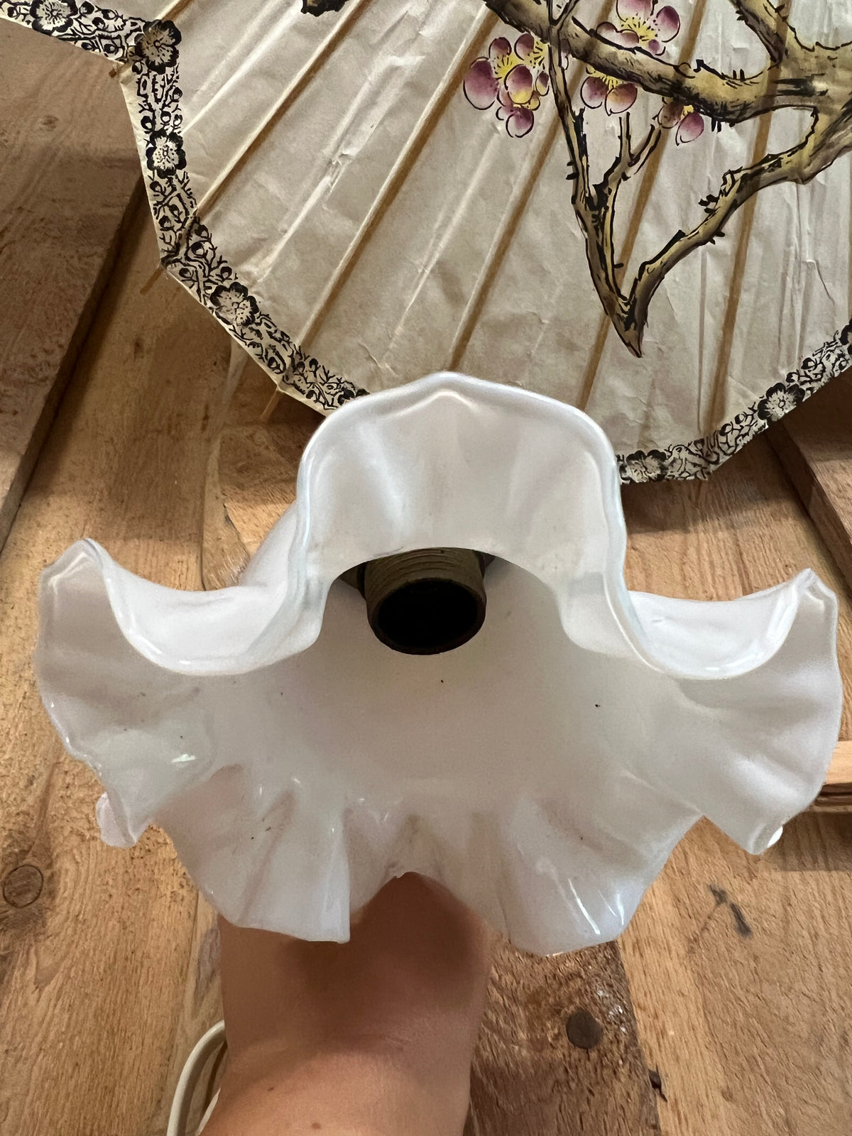 Vägglampa i porslin