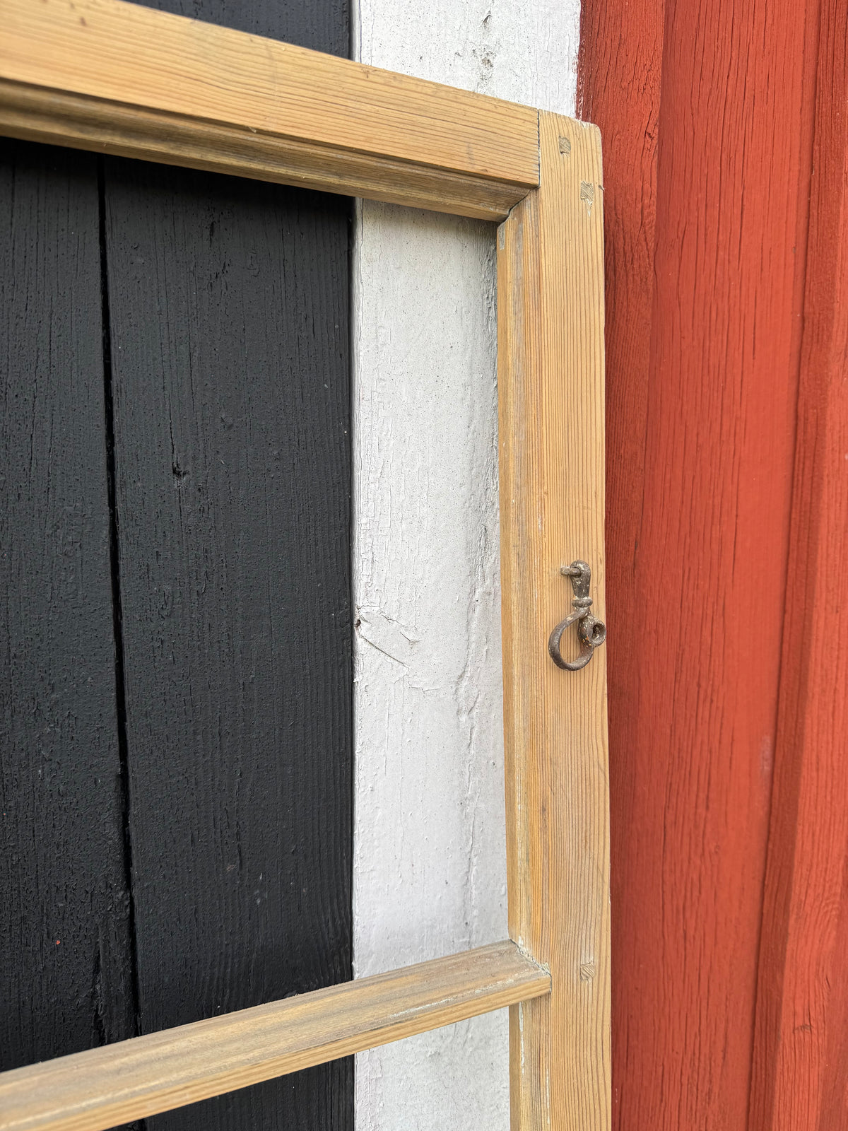 Äldre spröjsat fönster, fönsterbåge, byggnadsvård