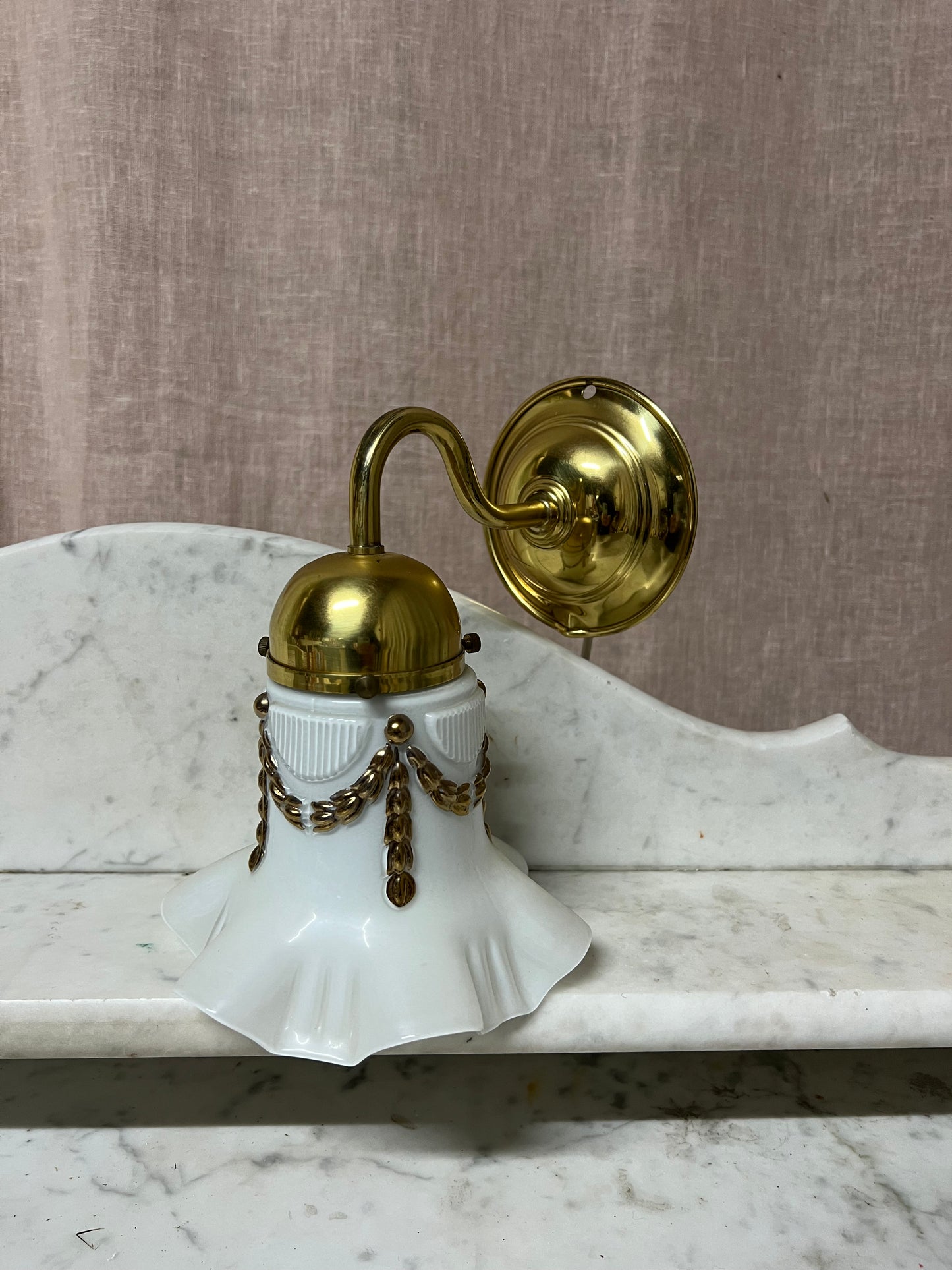 Vägglampa med volang