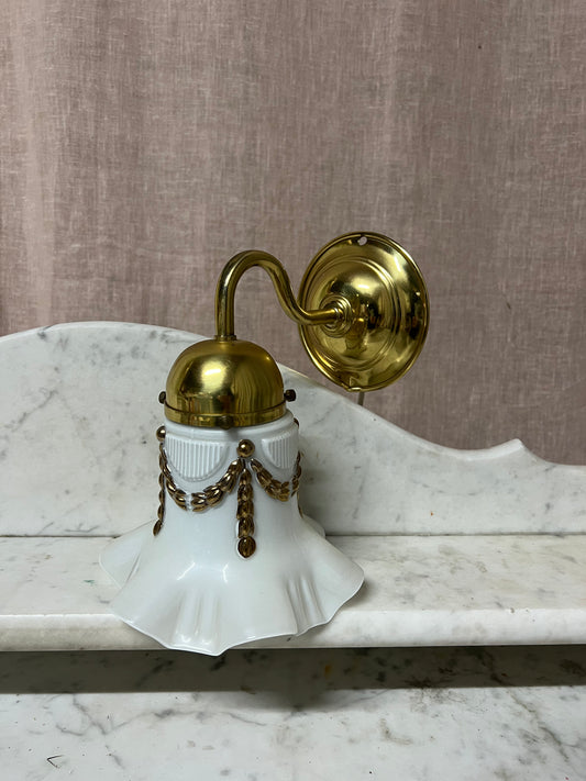 Vägglampa med volang