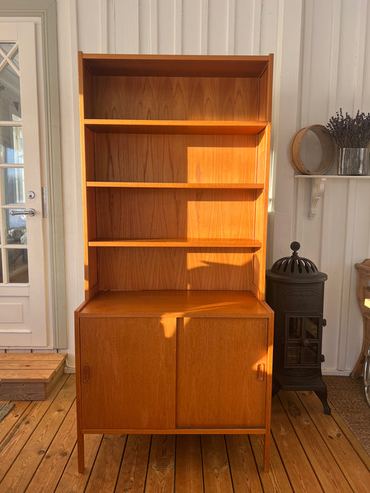 Teak bokhylla 60-tal med skjutdörrar