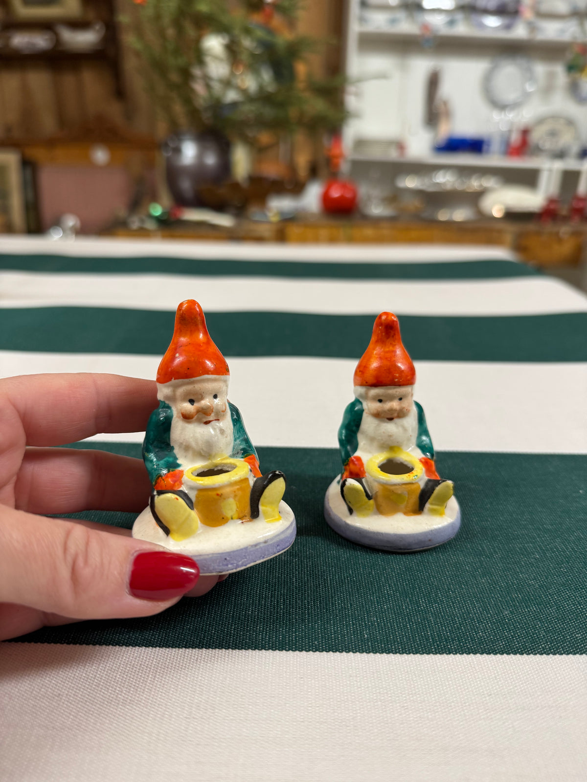 Paret äldre tomtar med julgransljus