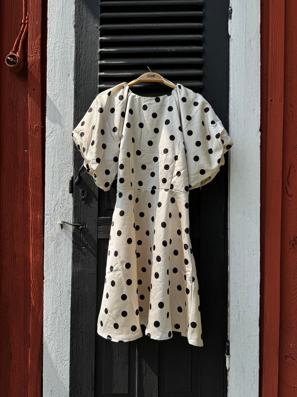 Prickig klänning med puffärm