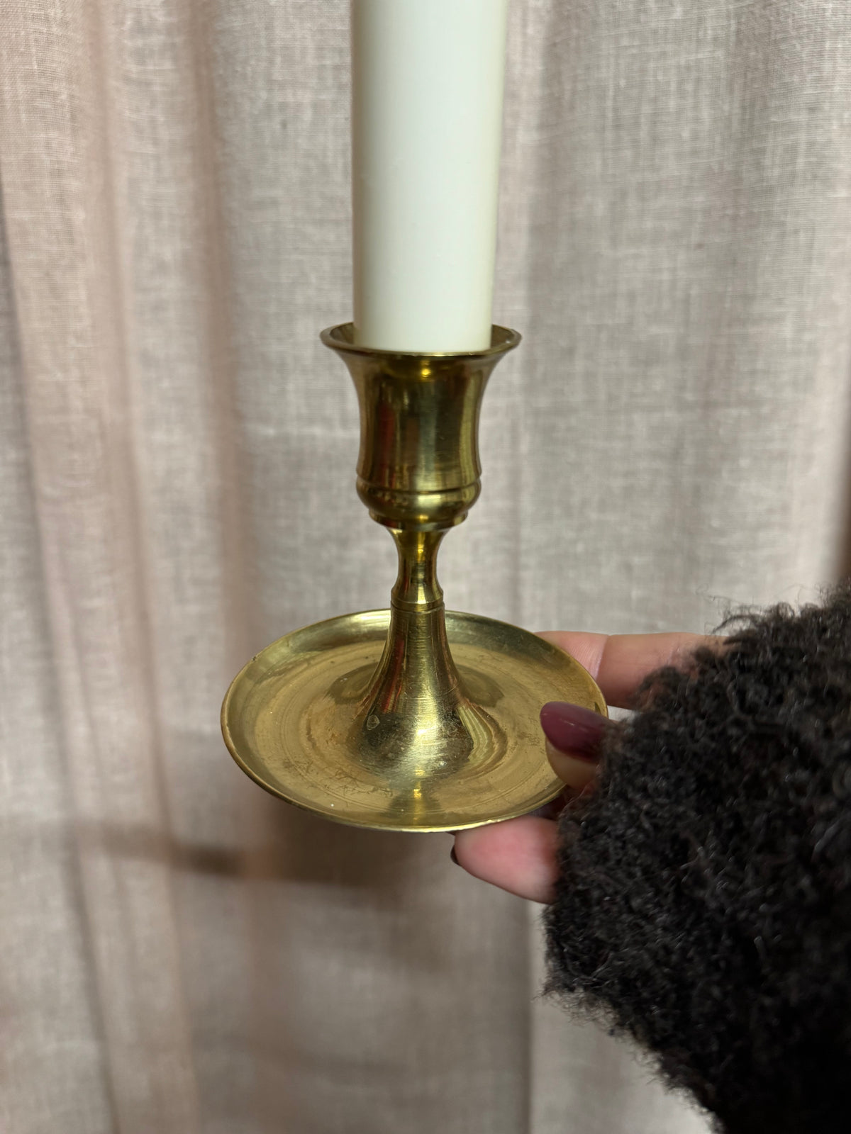 Mässingsljusstake på fat