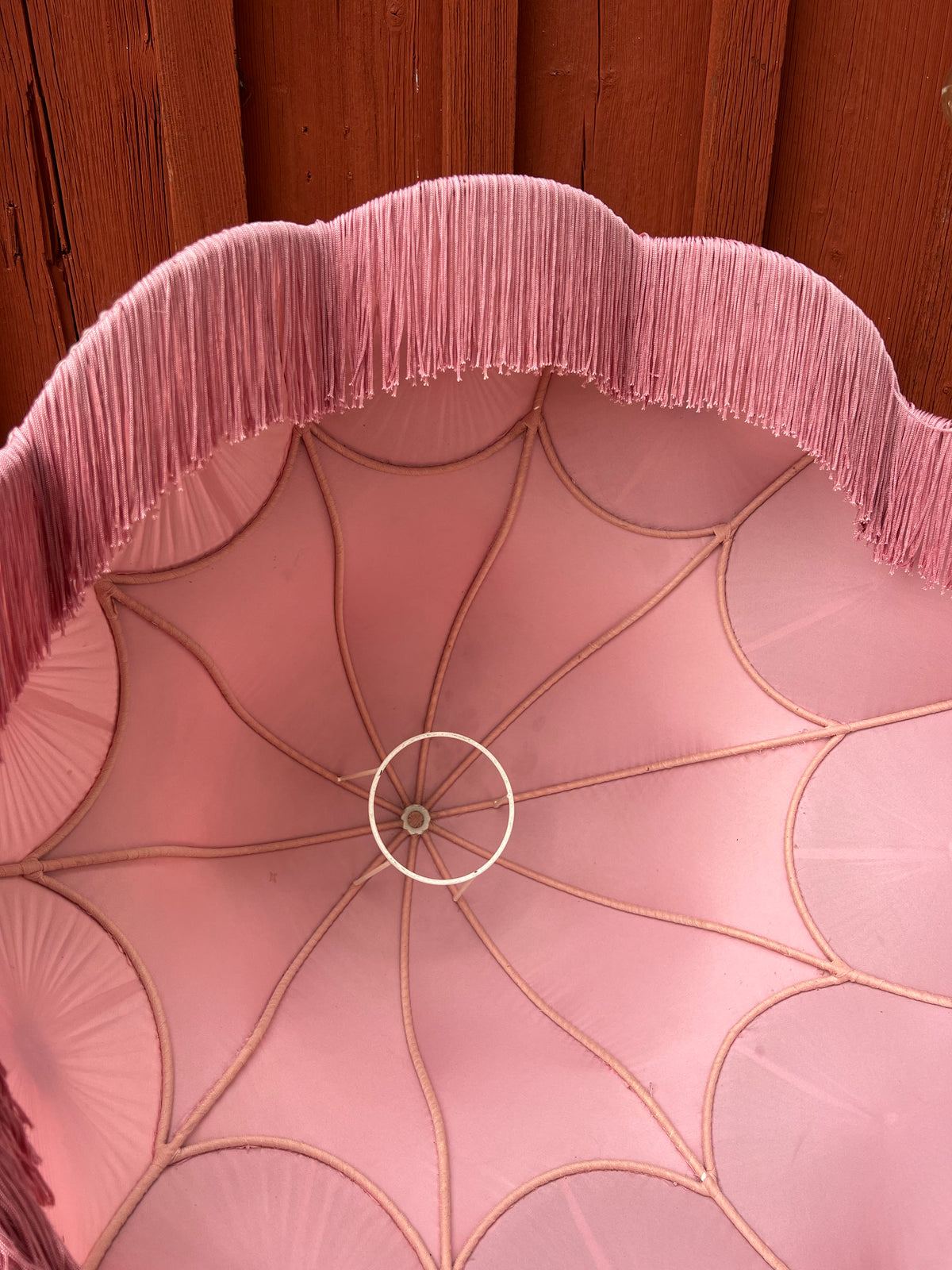 Stor lampskärm i rosa med fransar