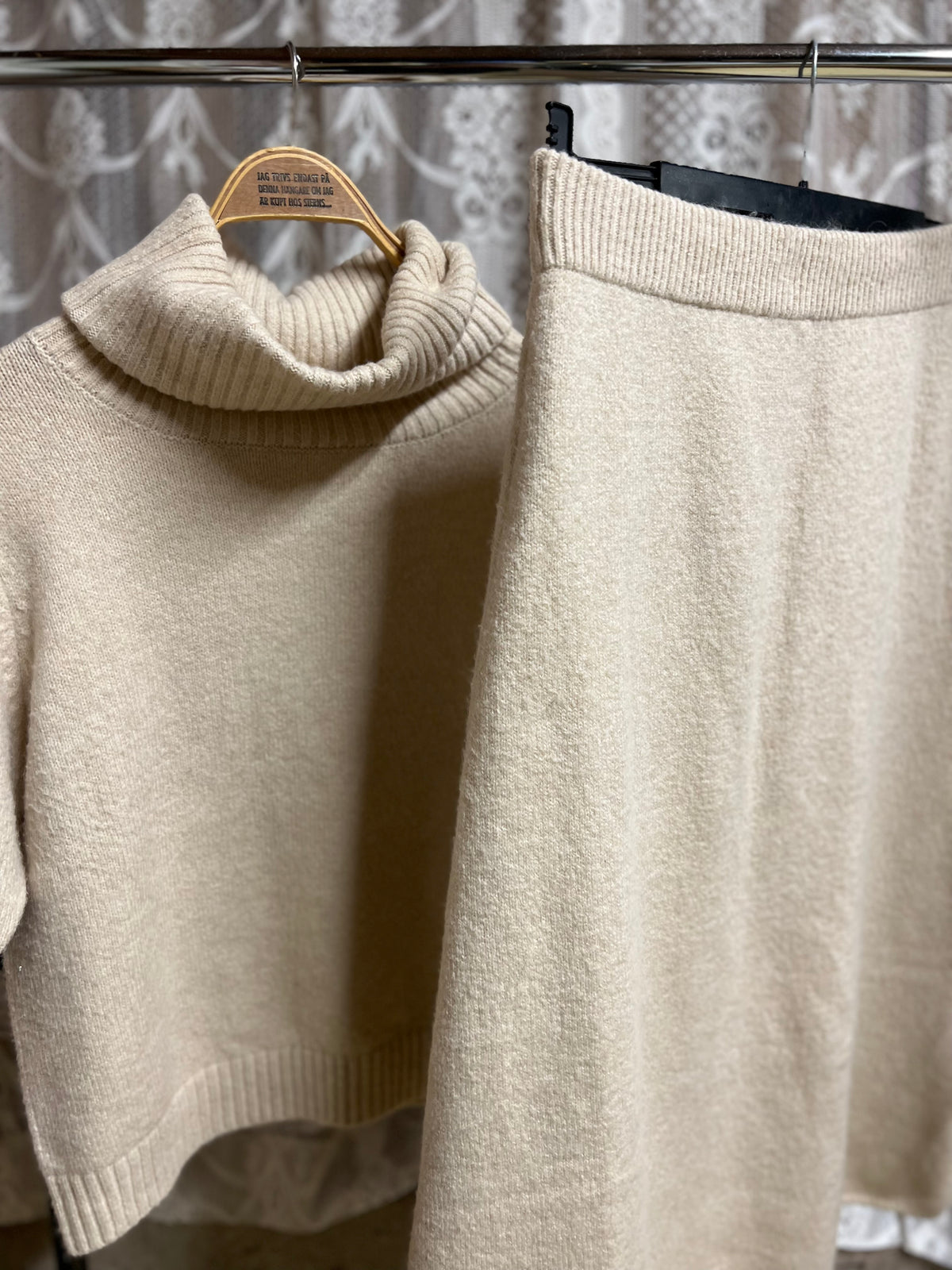 Stickat set i beige