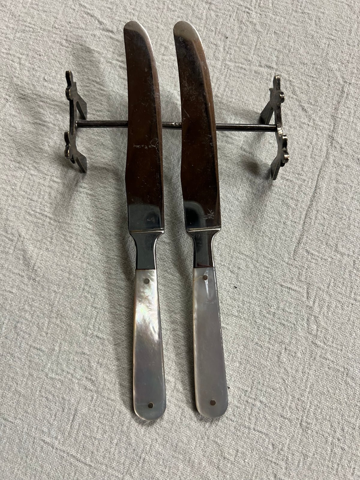 Set med knivar i pärlemor