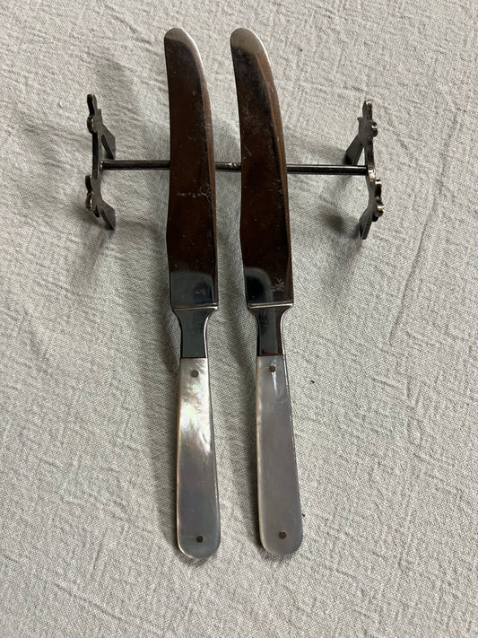 Set med knivar i pärlemor