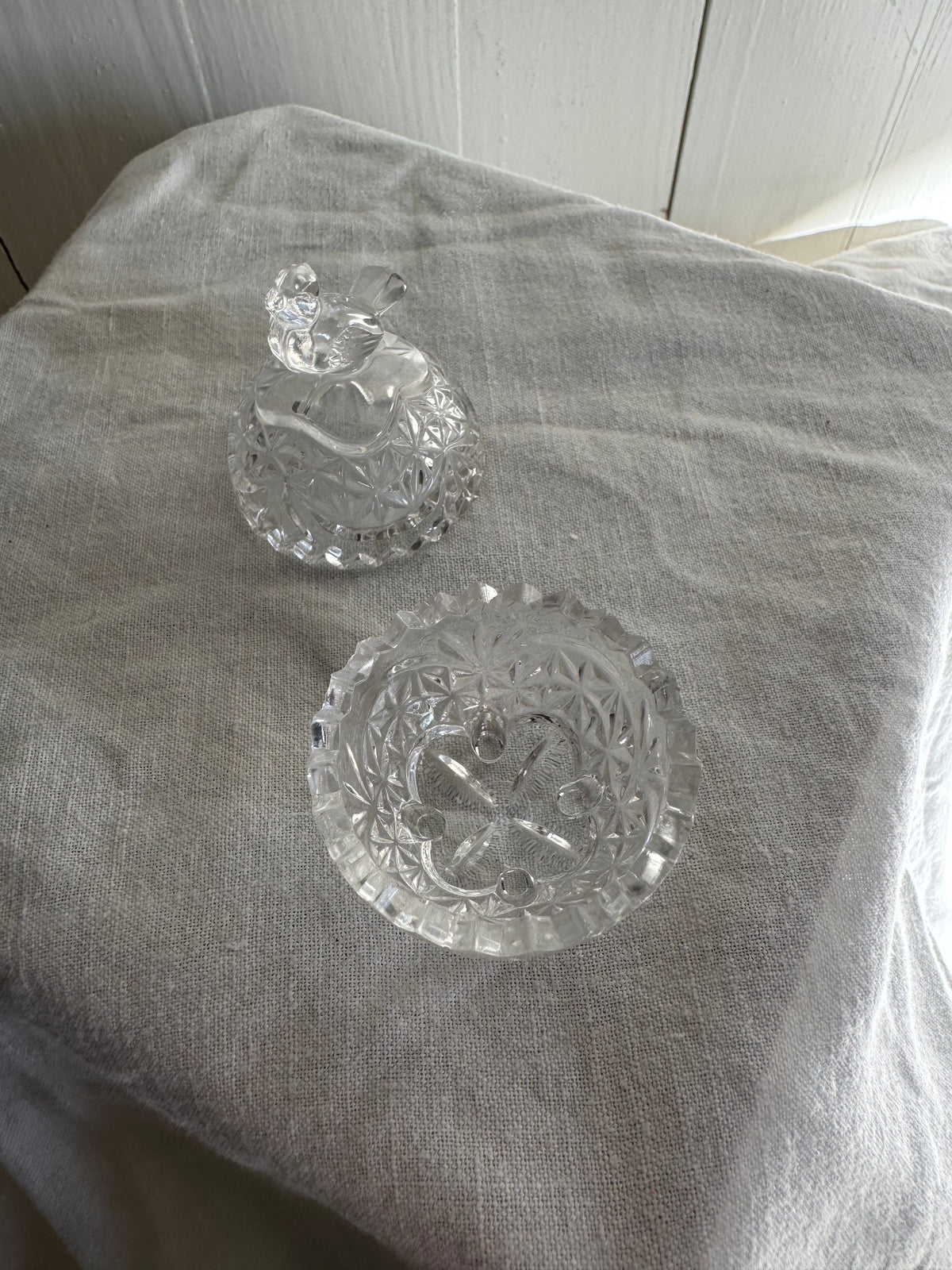 Saltskål på fot i glas med fågel