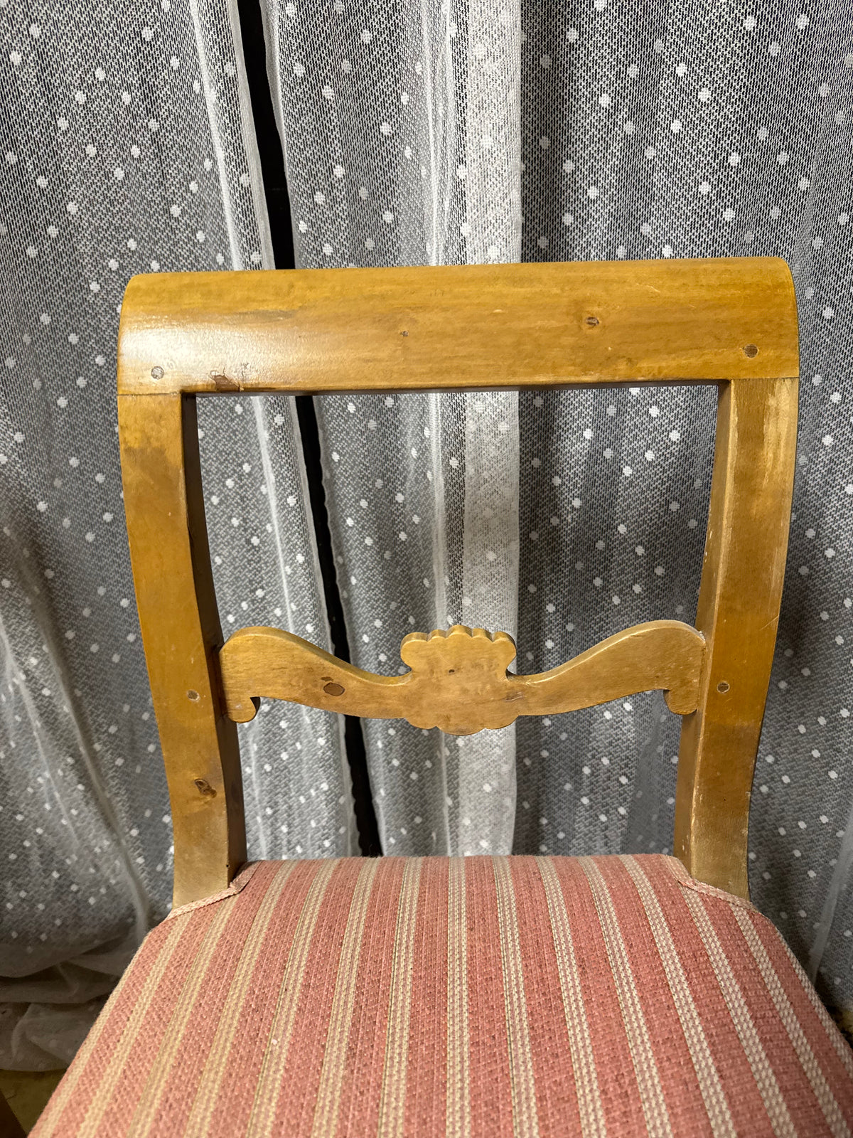 Paret stolar med rosa sits