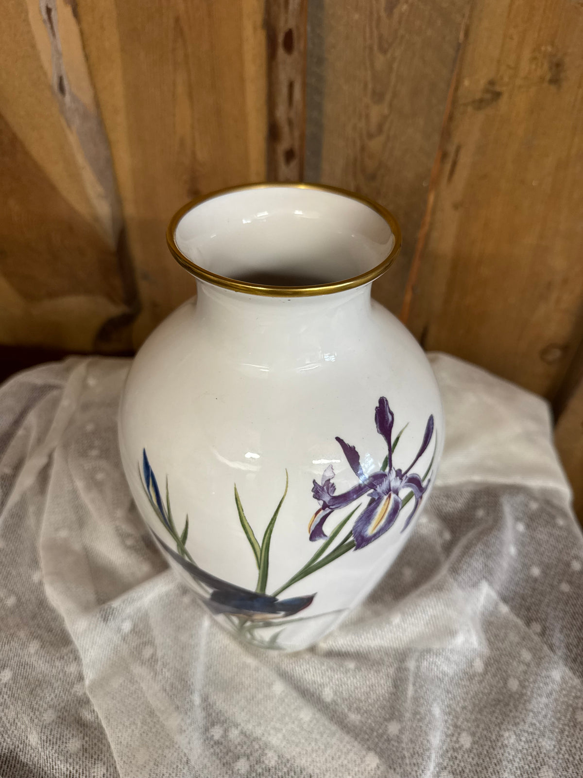 Vas / urna Franklin Porcelain – The Meadowland Bird Vase av Basil Ede