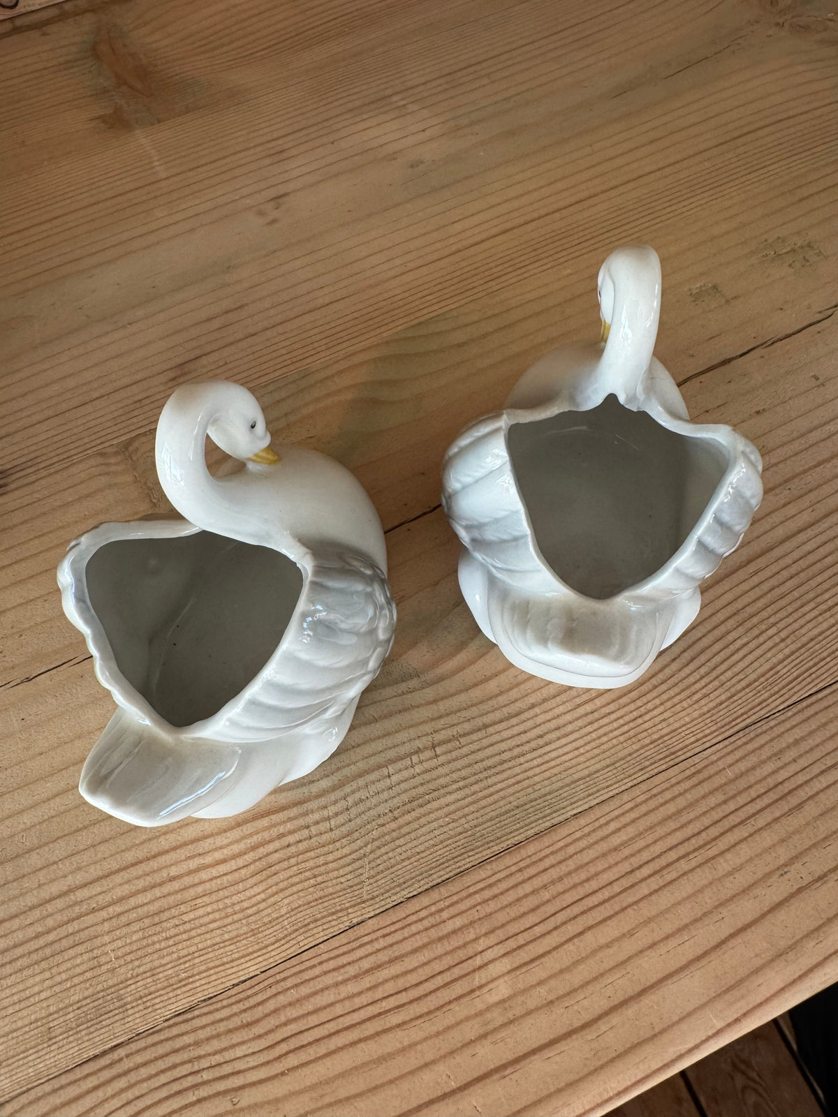 Vintage porslinssvanar – par små skålar / saltkar