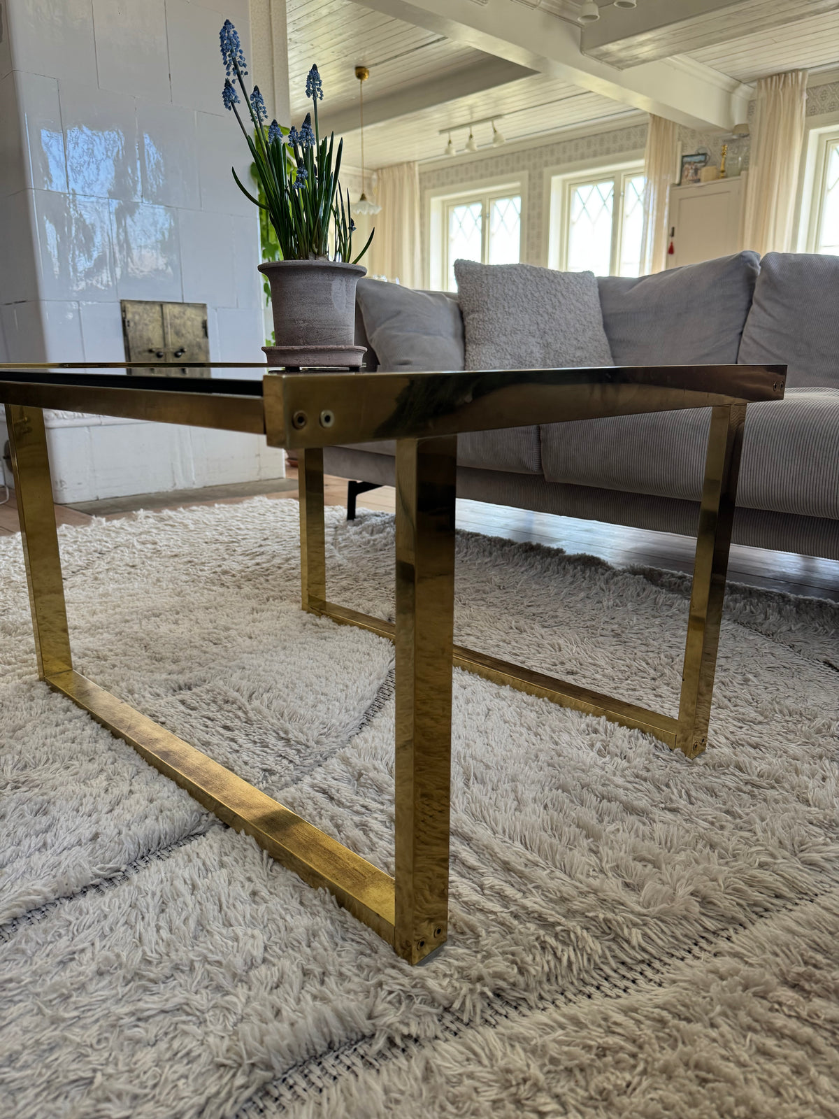 Glasbord med underrede i mässing