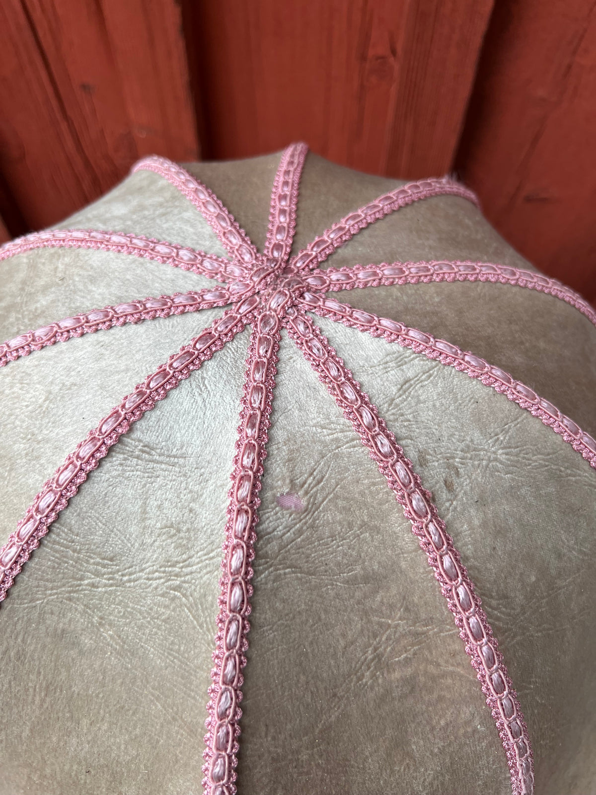 Stor lampskärm i rosa med fransar