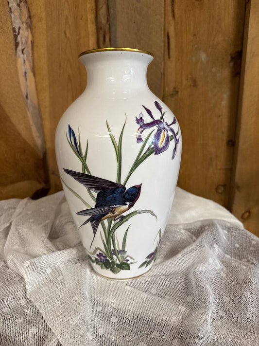 Vas / urna Franklin Porcelain – The Meadowland Bird Vase av Basil Ede