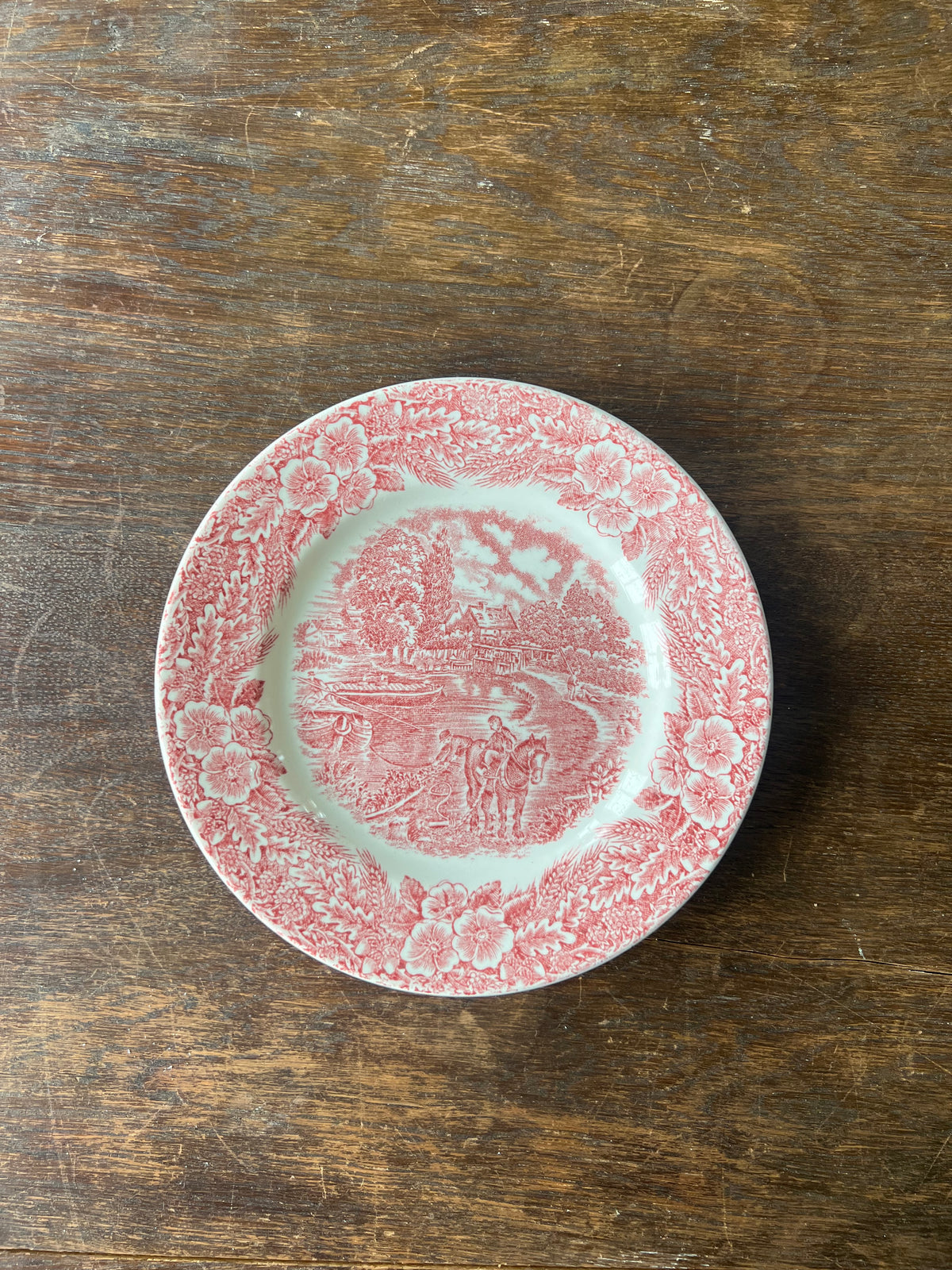 Assiett i rött porslin Staffordshire England