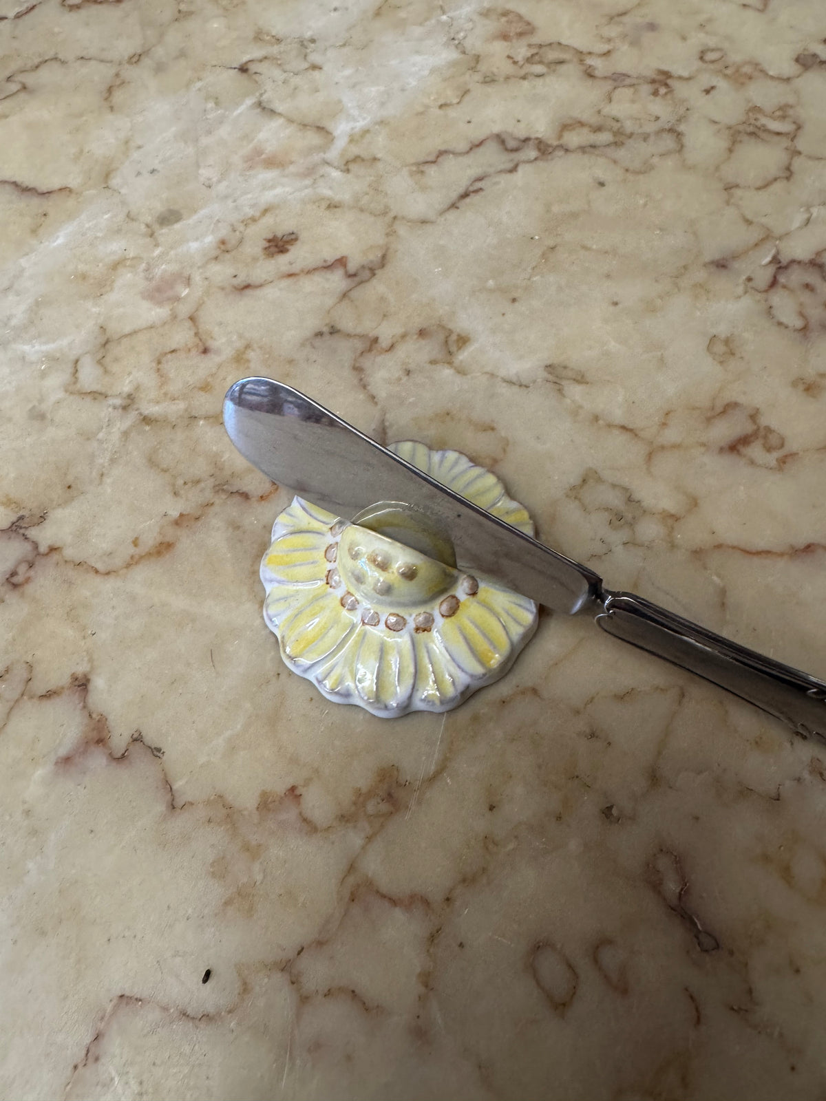 Knivlägg i keramik, gul blomma