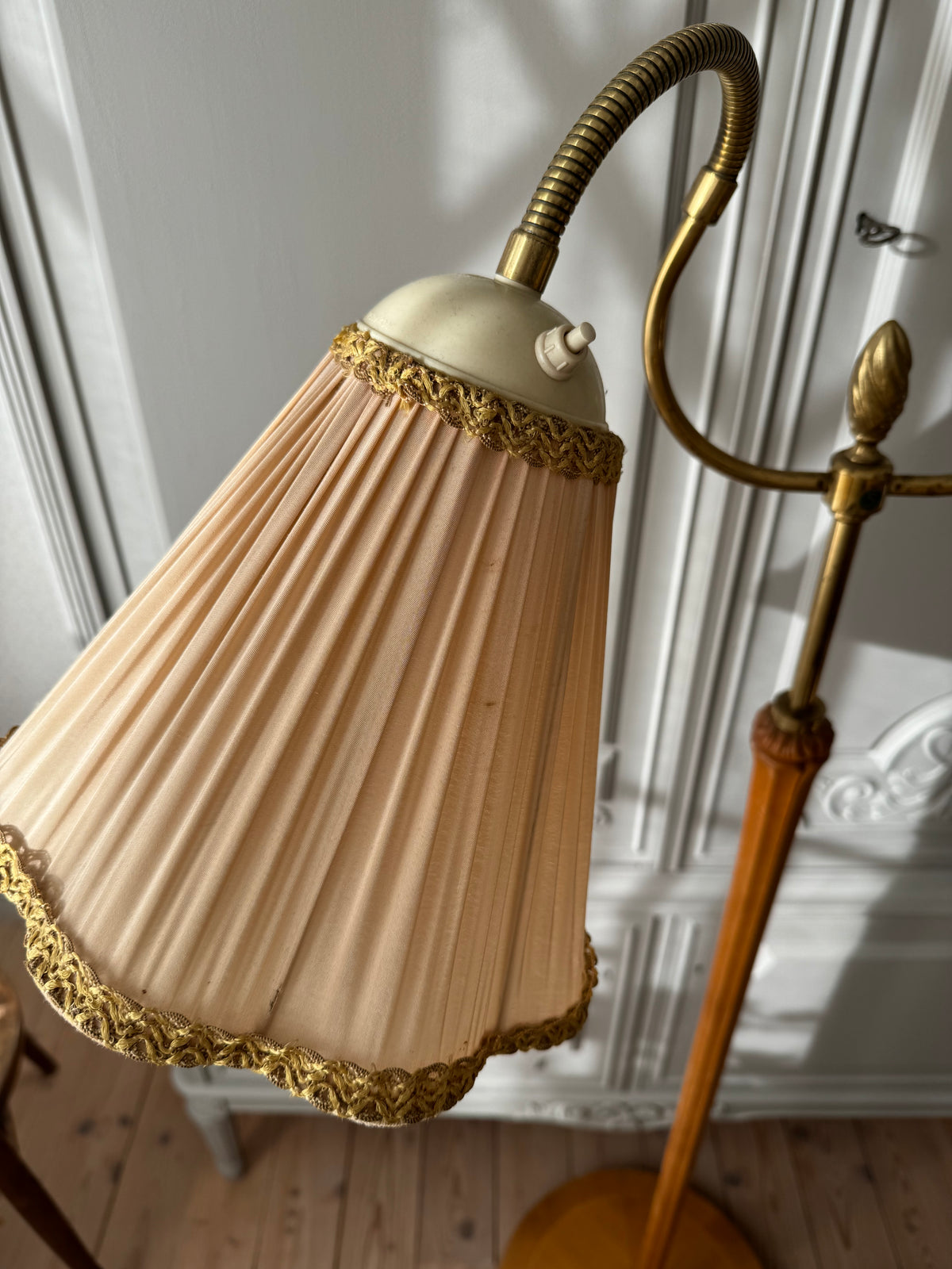 Tvåarmad golvlampa