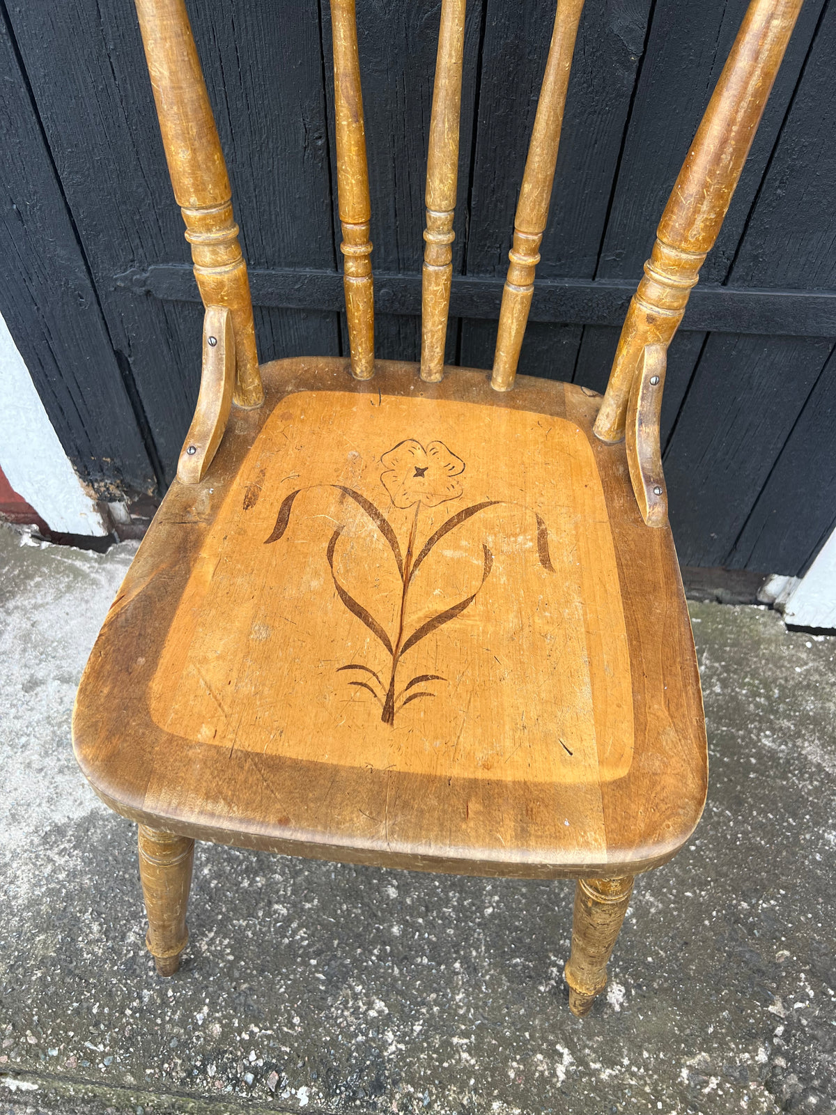 Vacker trästol med blomstermotiv