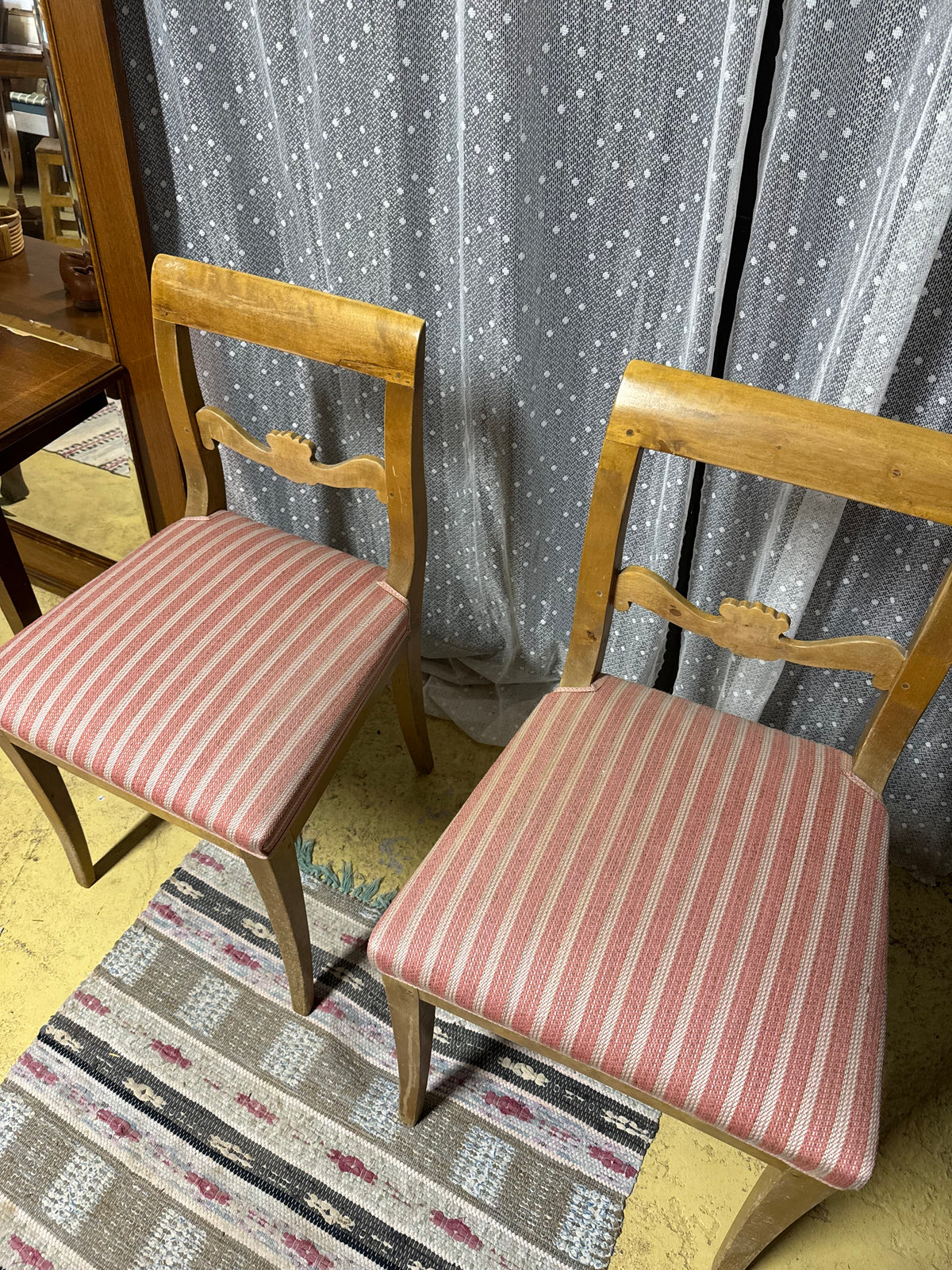 Paret stolar med rosa sits
