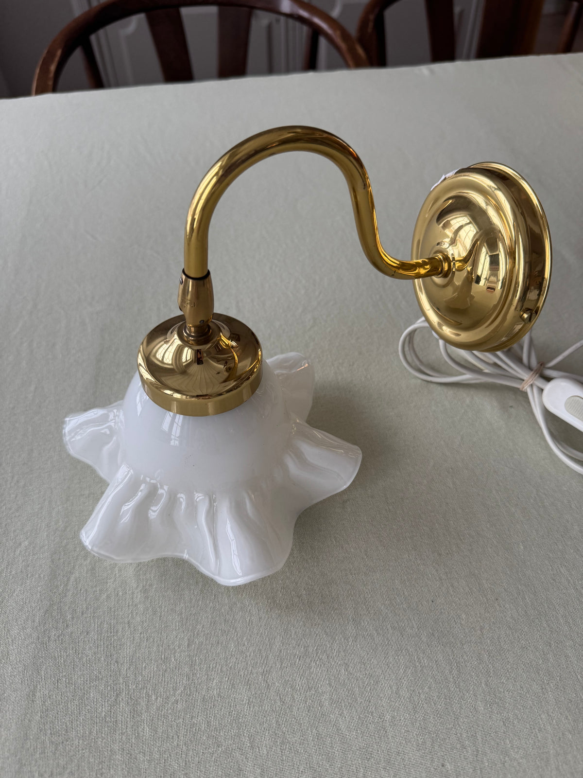 Vägglampa med volang i porslin