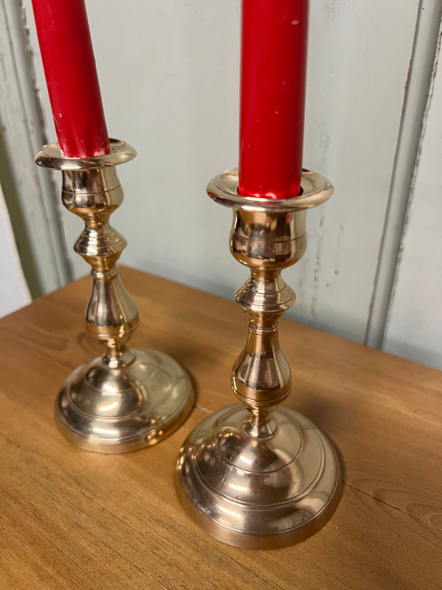 Paret mässingsljusstakar