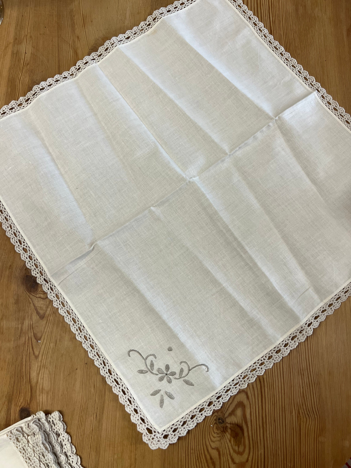 4st tygservetter med broderi och vacker kant
