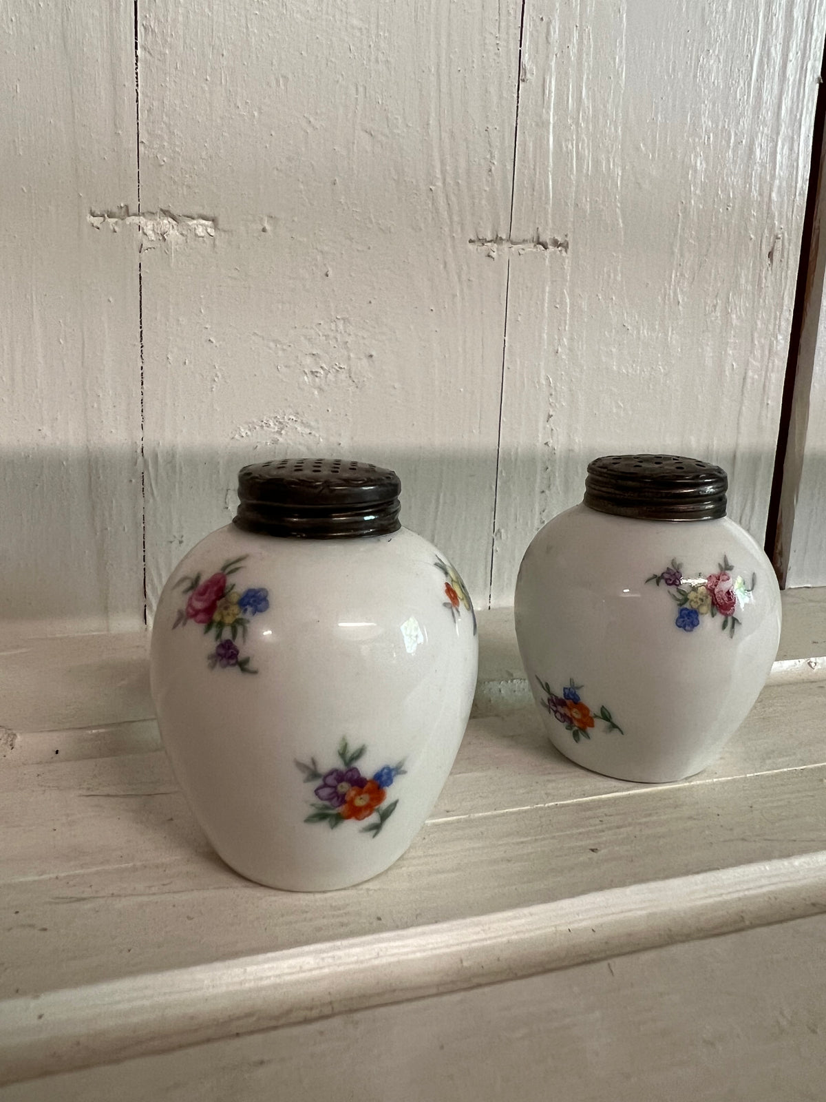 Salt och peppar i porslin med blommor - Bavaria