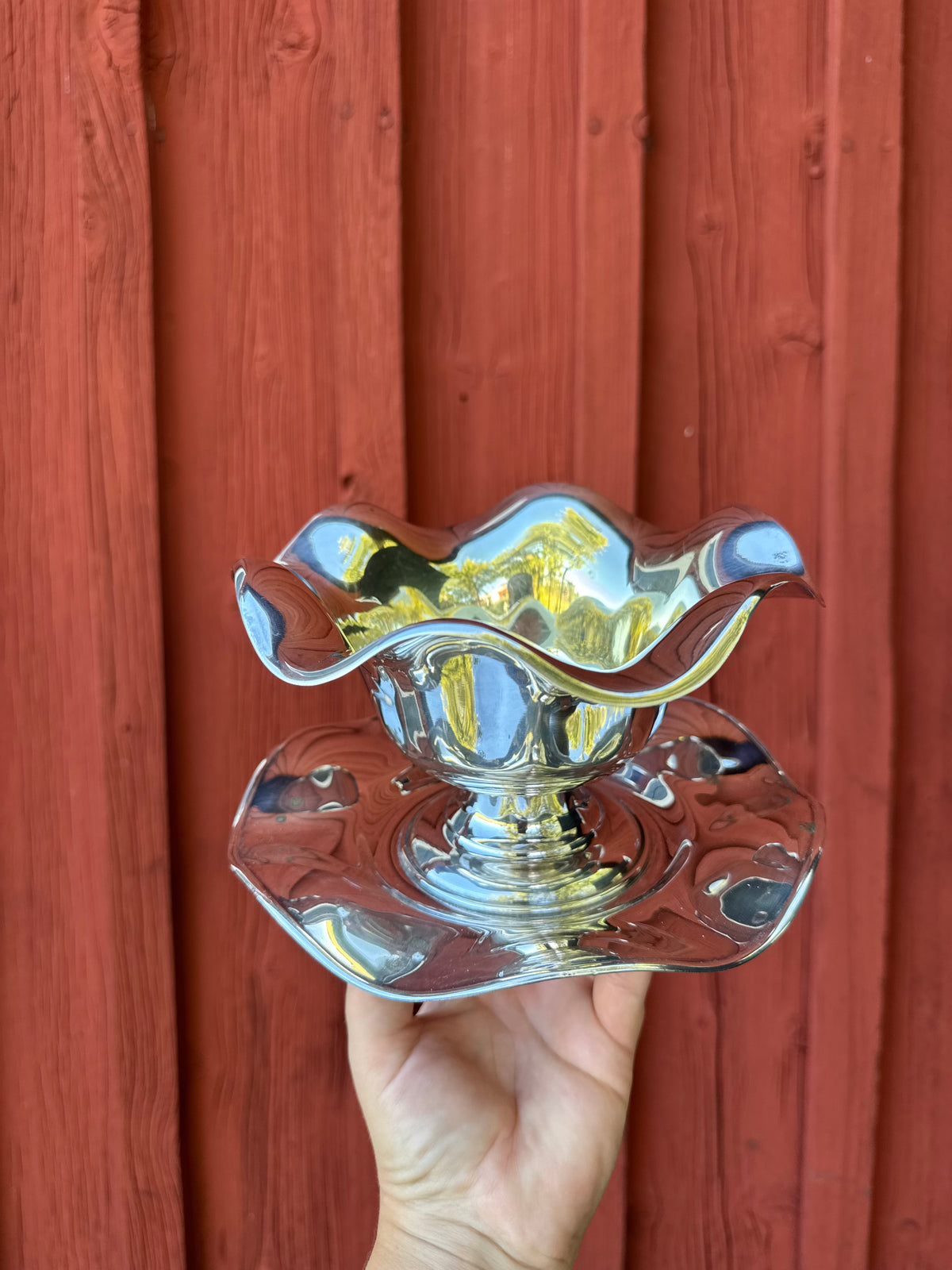 Skål på fot i nysilver med volang