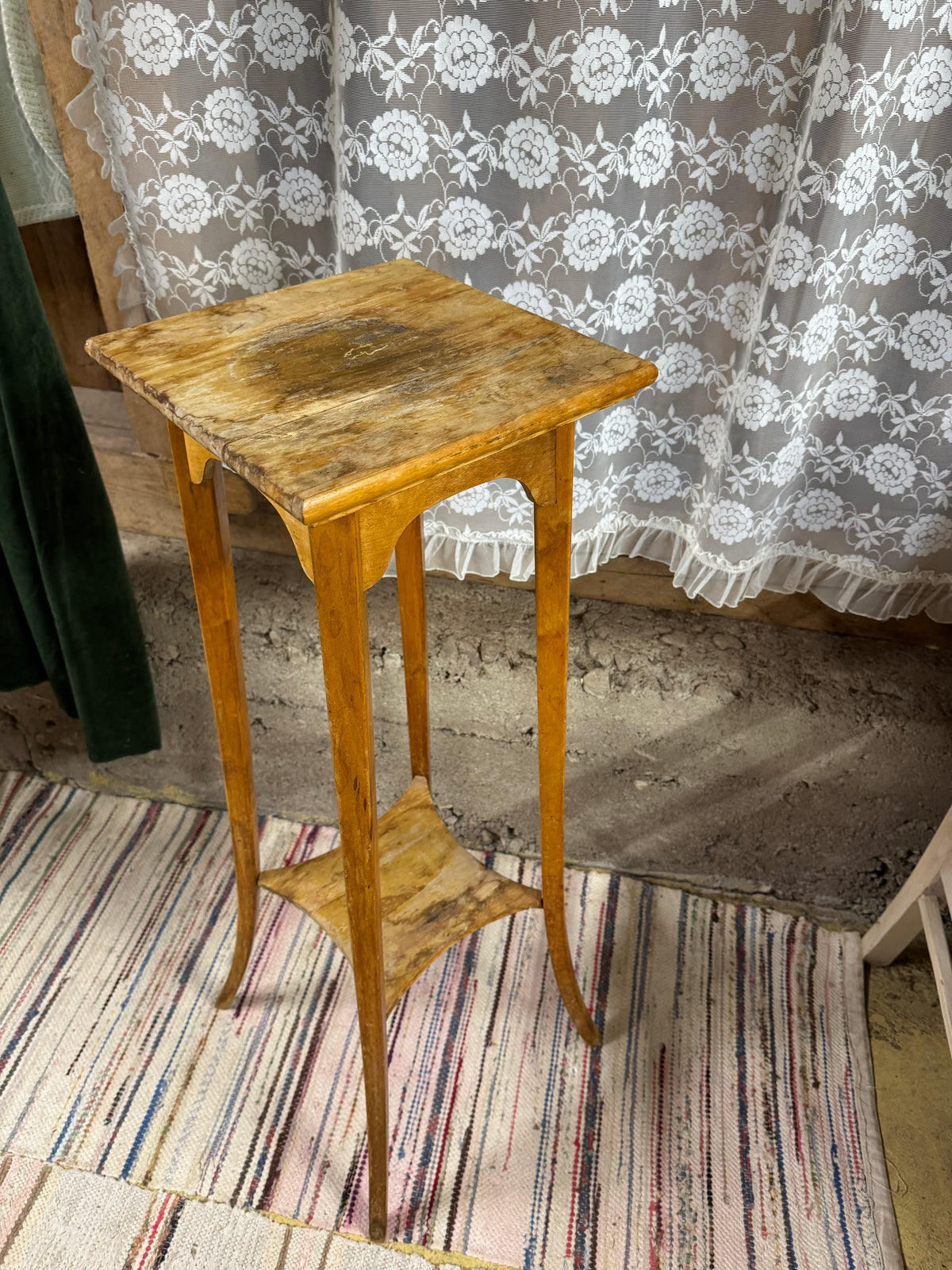 Hög och stor piedestal i ljust trä