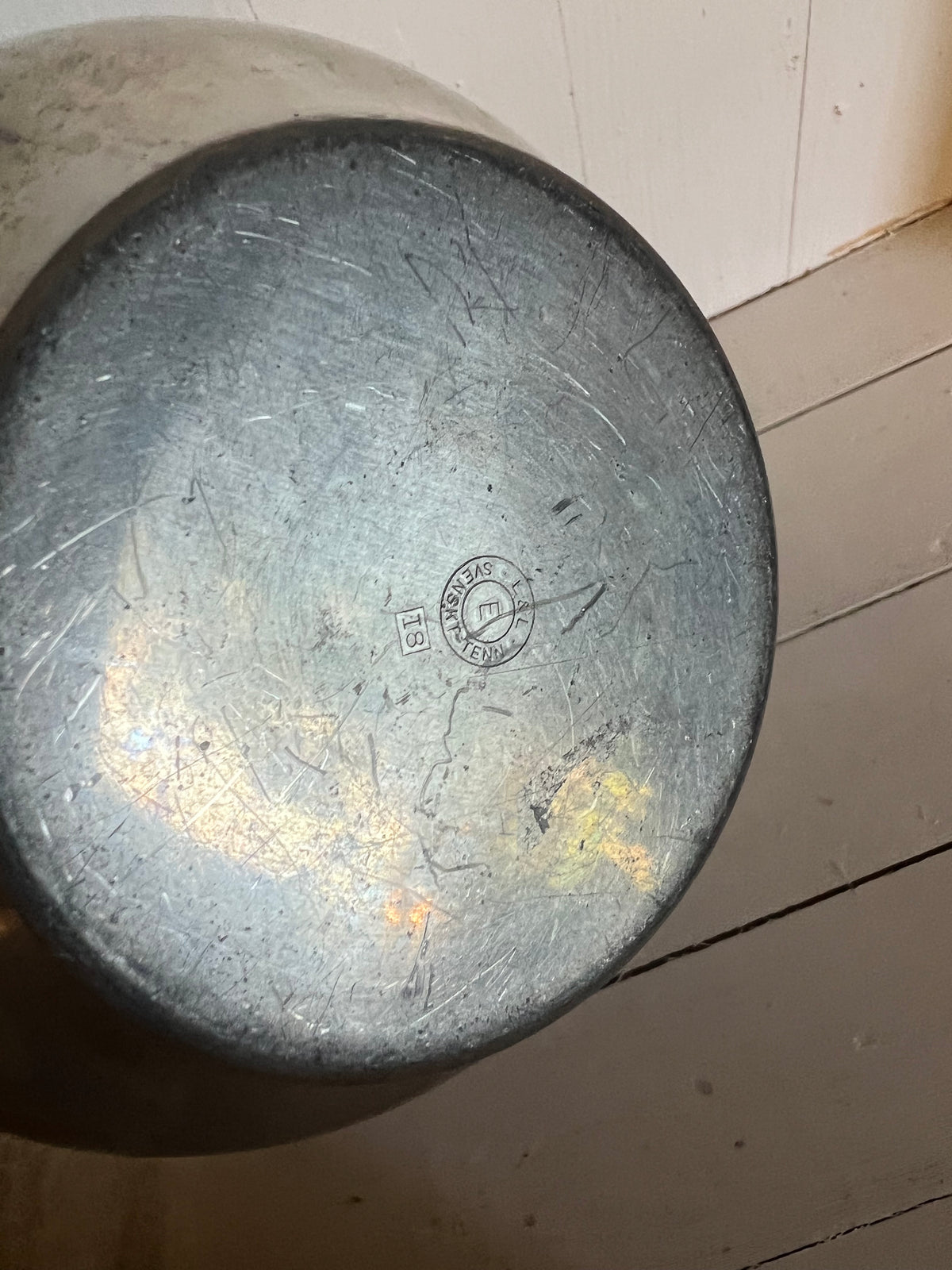 Vas i svenskt tenn med hänklar