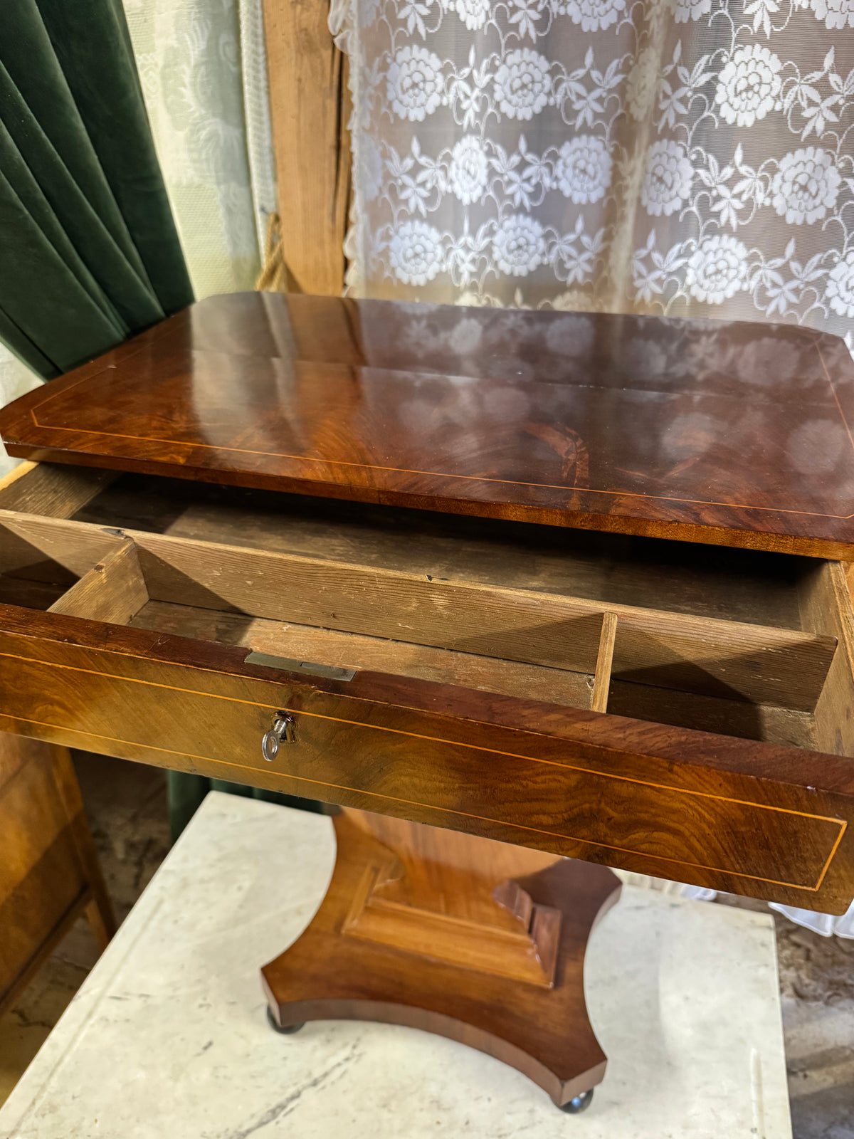 Sidobord empirestil, 1900-tal