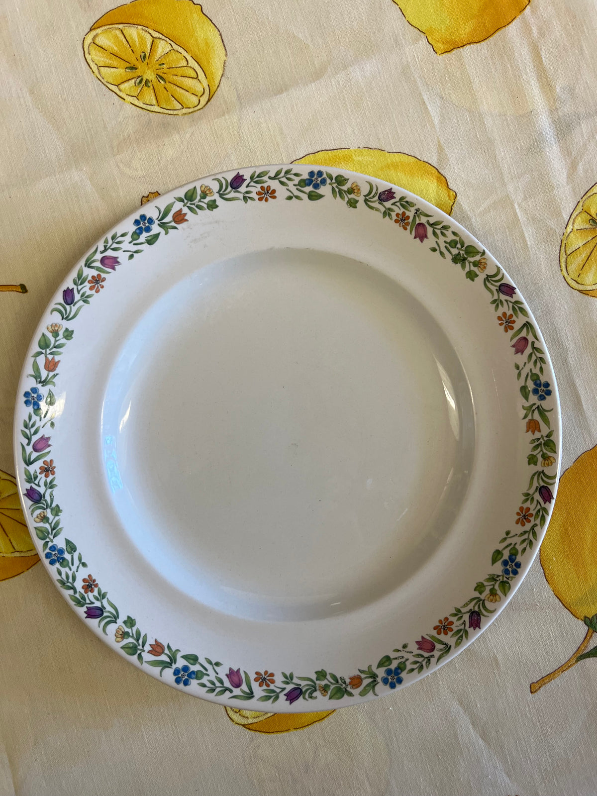 Mattallrik med blomsterkant