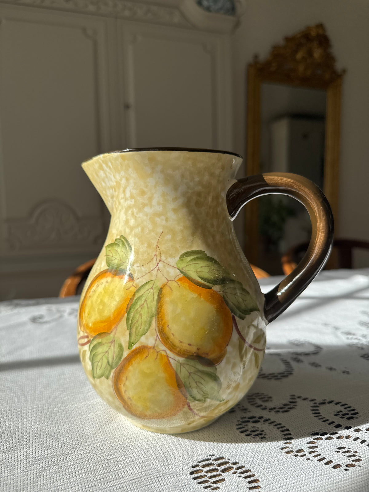 Handmålad kanna med fruktmotiv