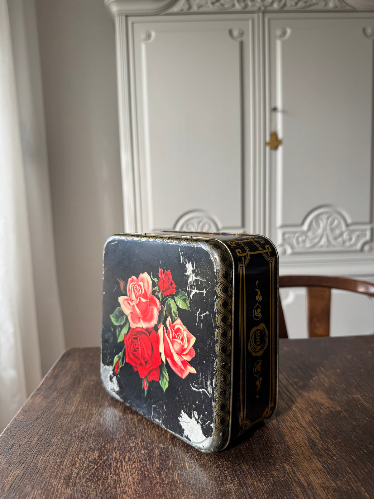Plåtburk Kärnkaffe svart med rosor