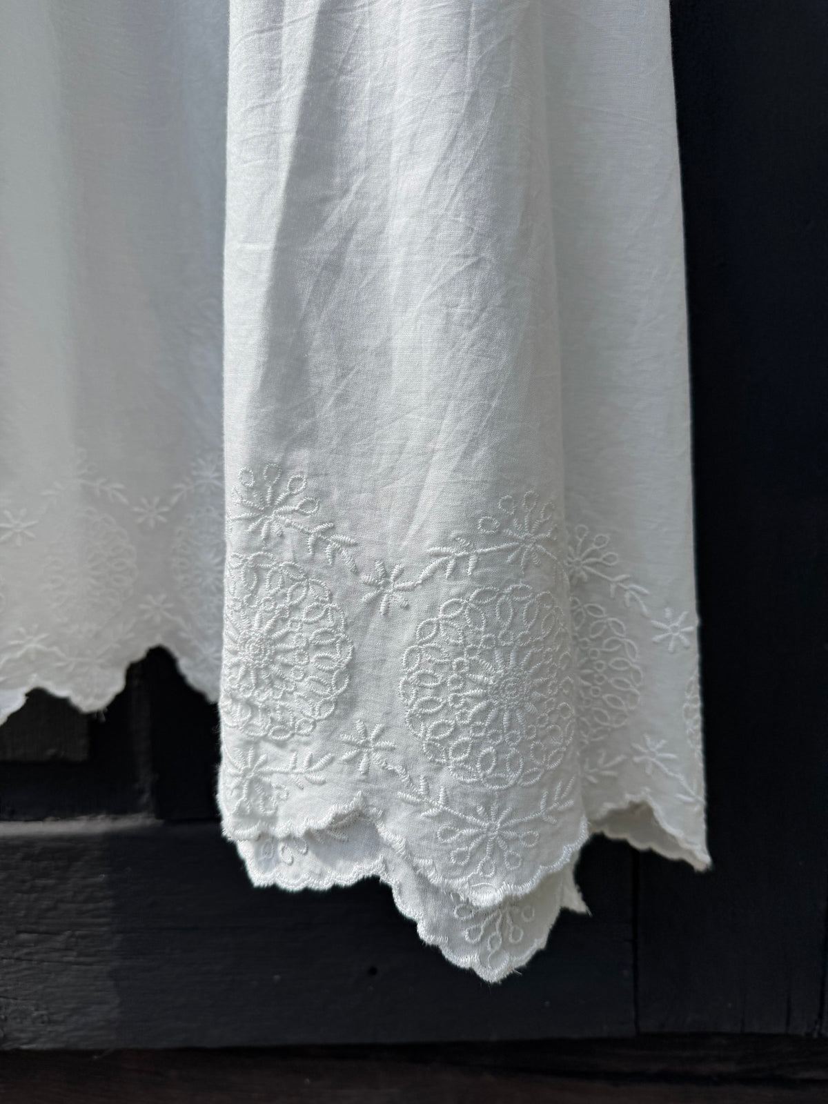 Vit sommarklänning/nattlinne med broderi